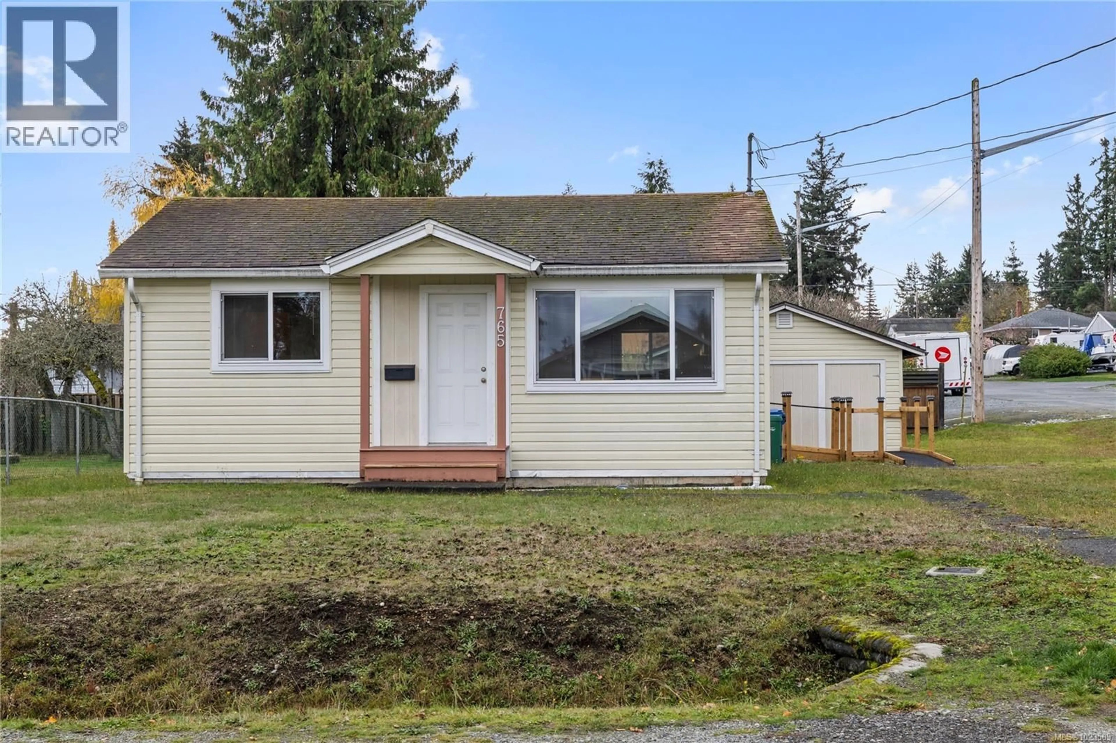Home with vinyl exterior material, street for 765 DUFFERIN STREET, Nanaimo British Columbia V9S2A8