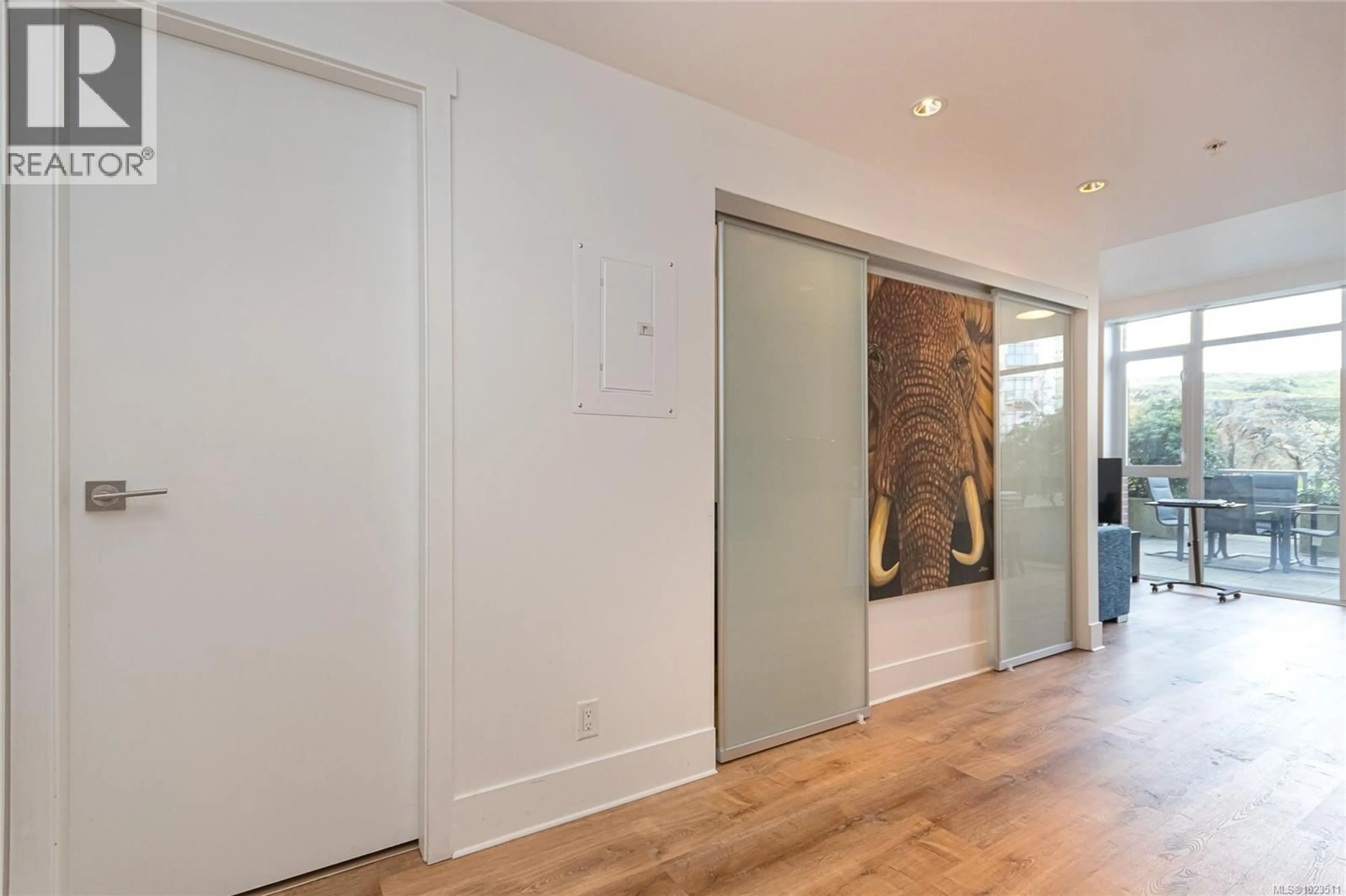 Indoor foyer for 105 - 83 SAGHALIE ROAD, Victoria British Columbia V9A0E7