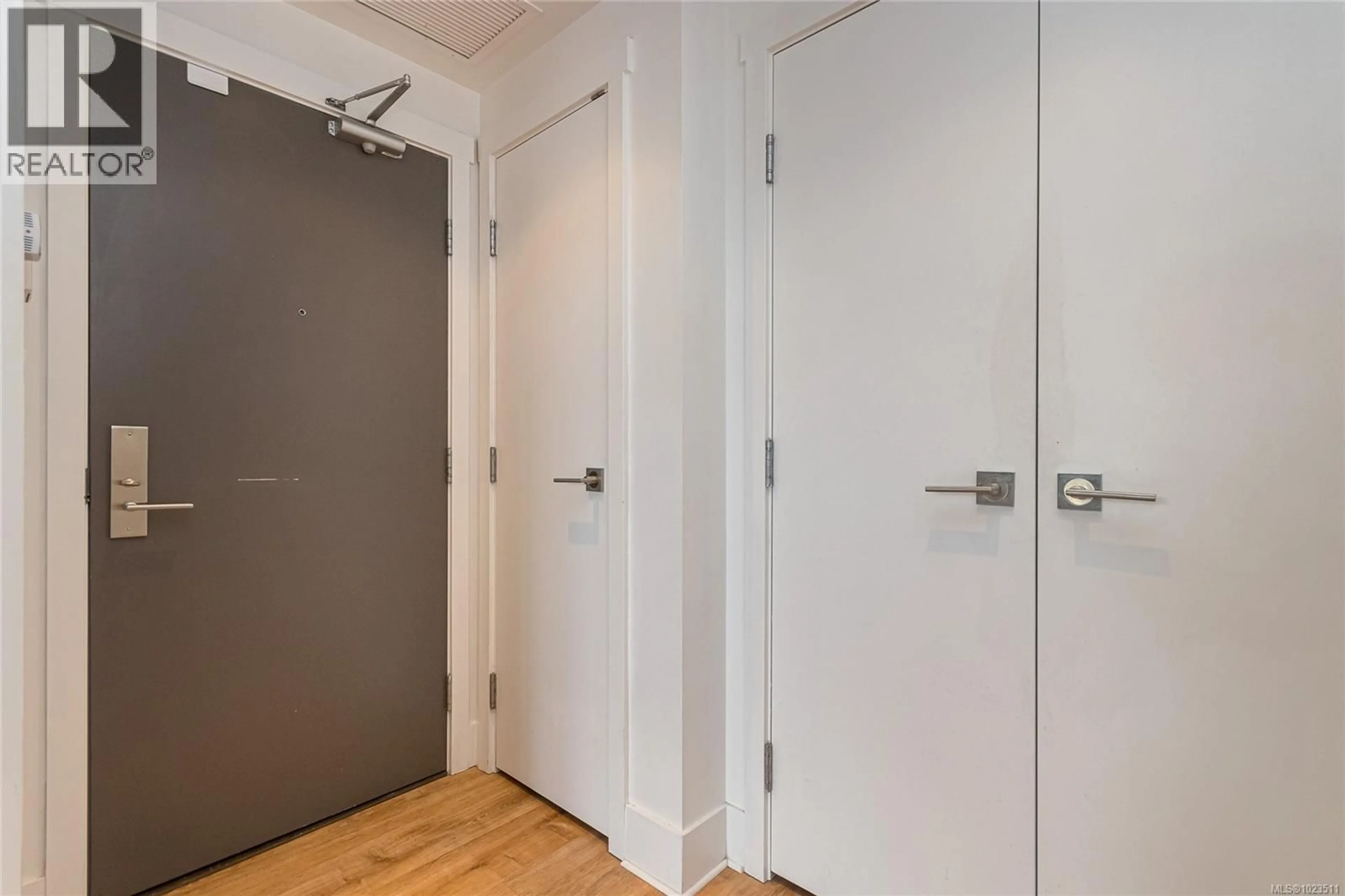 Indoor entryway for 105 - 83 SAGHALIE ROAD, Victoria British Columbia V9A0E7