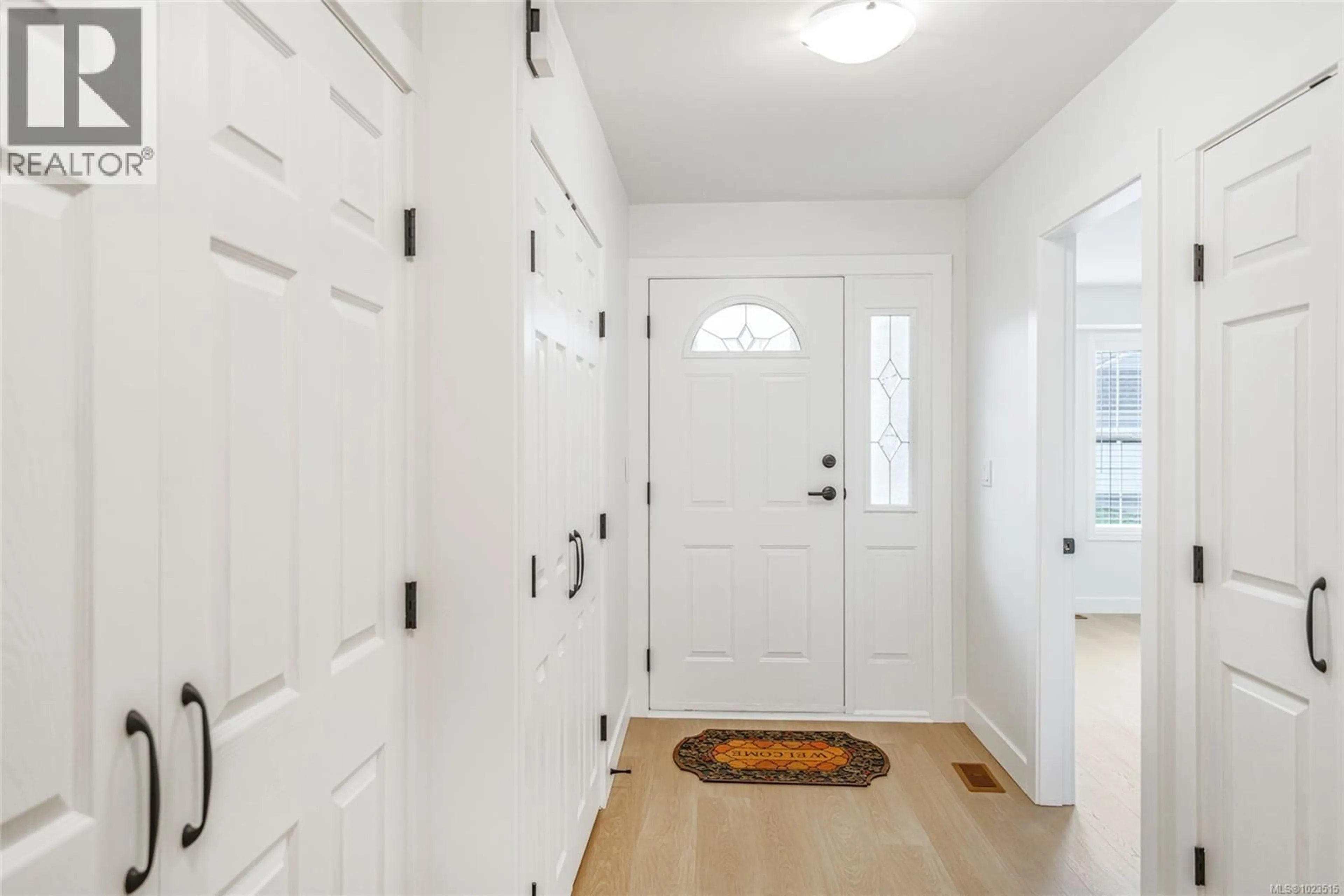 Indoor entryway for 1293 OCEANSIDE DRIVE, Qualicum Beach British Columbia V9K2K4