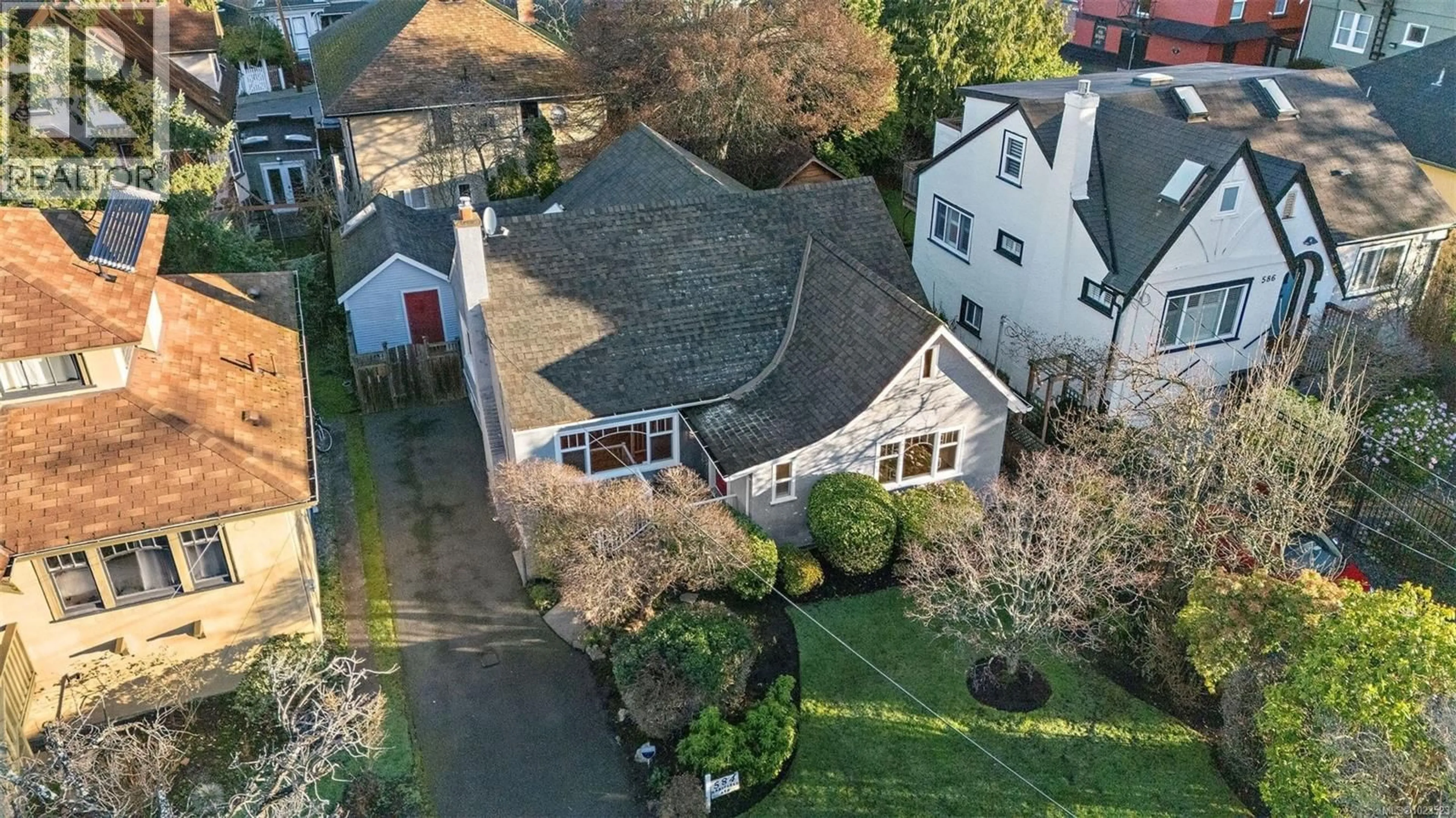A pic from outside/outdoor area/front of a property/back of a property/a pic from drone, street for 584 MARIFIELD AVENUE, Victoria British Columbia V8V1N4
