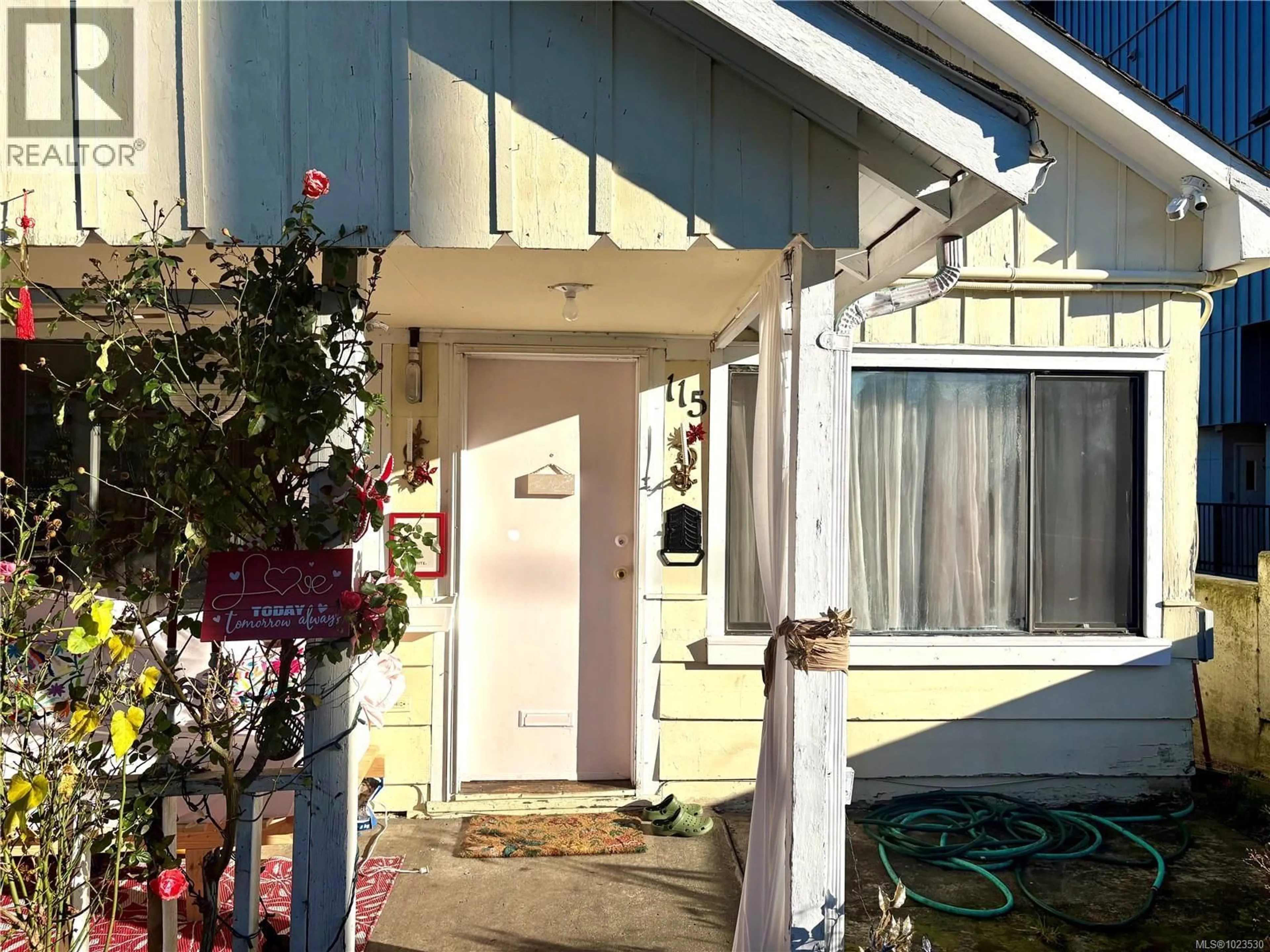 Indoor foyer for 115 HALIBURTON STREET, Nanaimo British Columbia V9R4V9