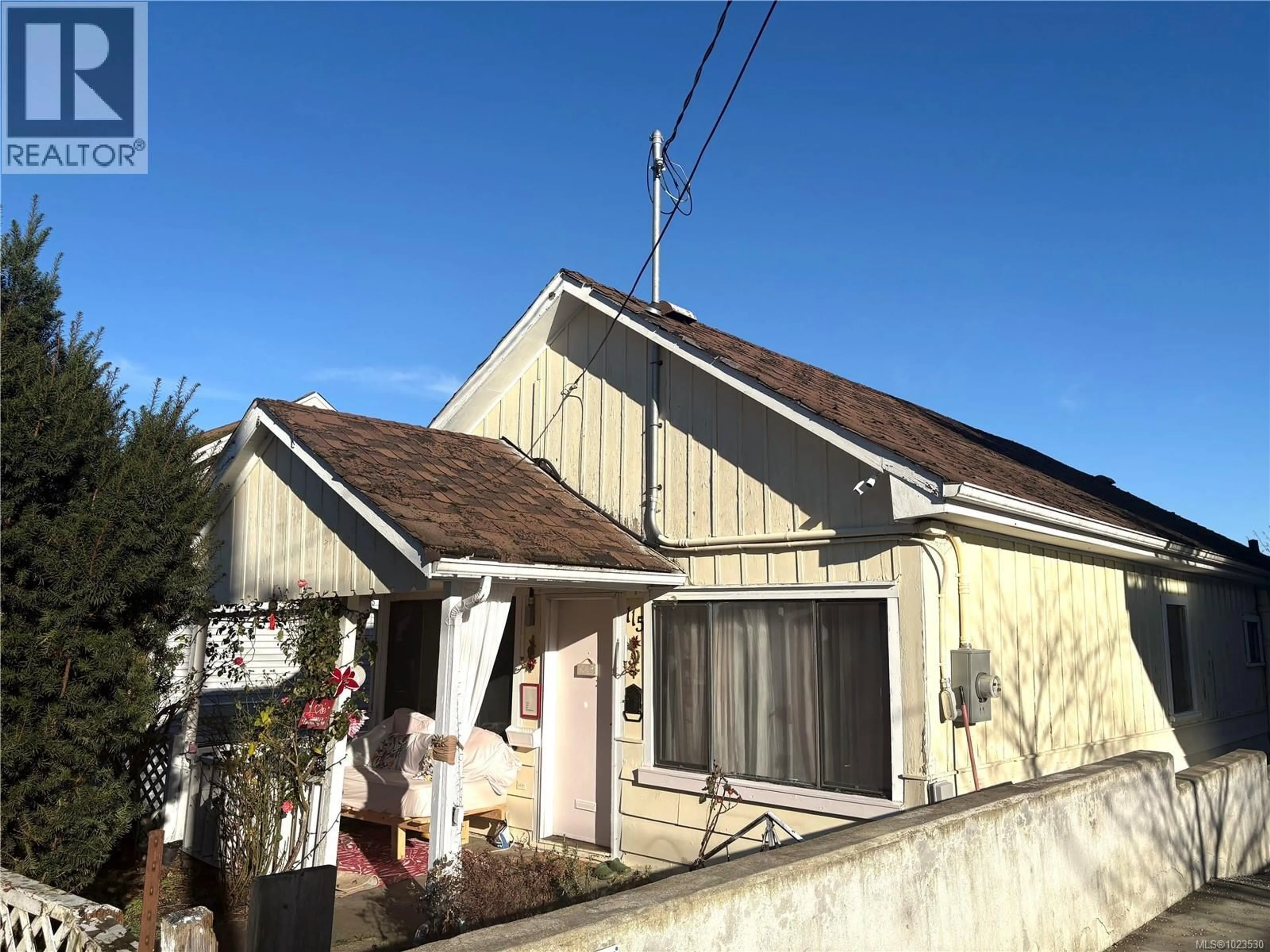 A pic from outside/outdoor area/front of a property/back of a property/a pic from drone, street for 115 HALIBURTON STREET, Nanaimo British Columbia V9R4V9