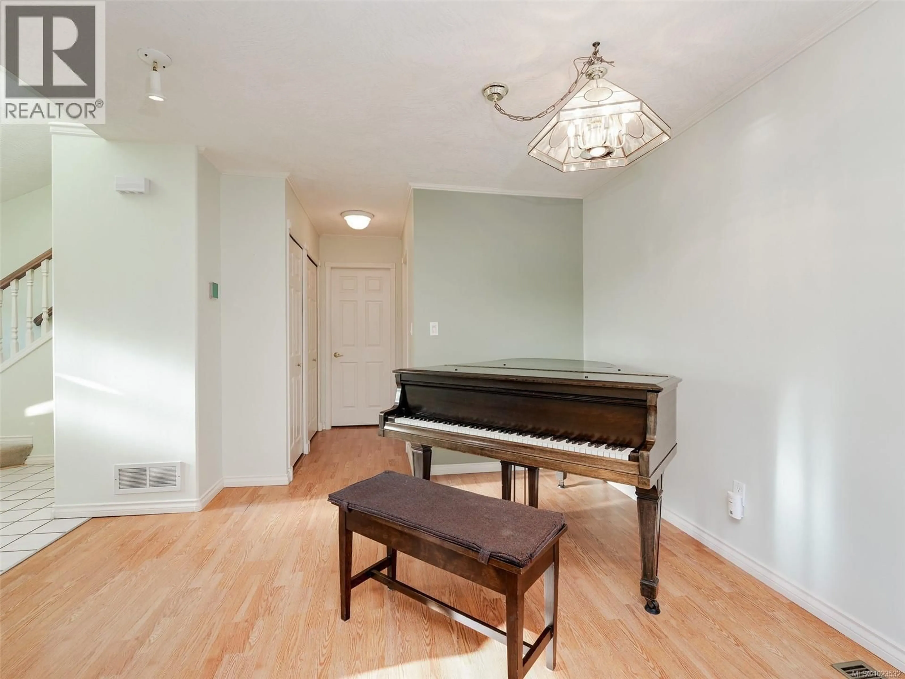 A pic of a room for 10 - 500 MARSETT PLACE, Saanich British Columbia V8Z7J1