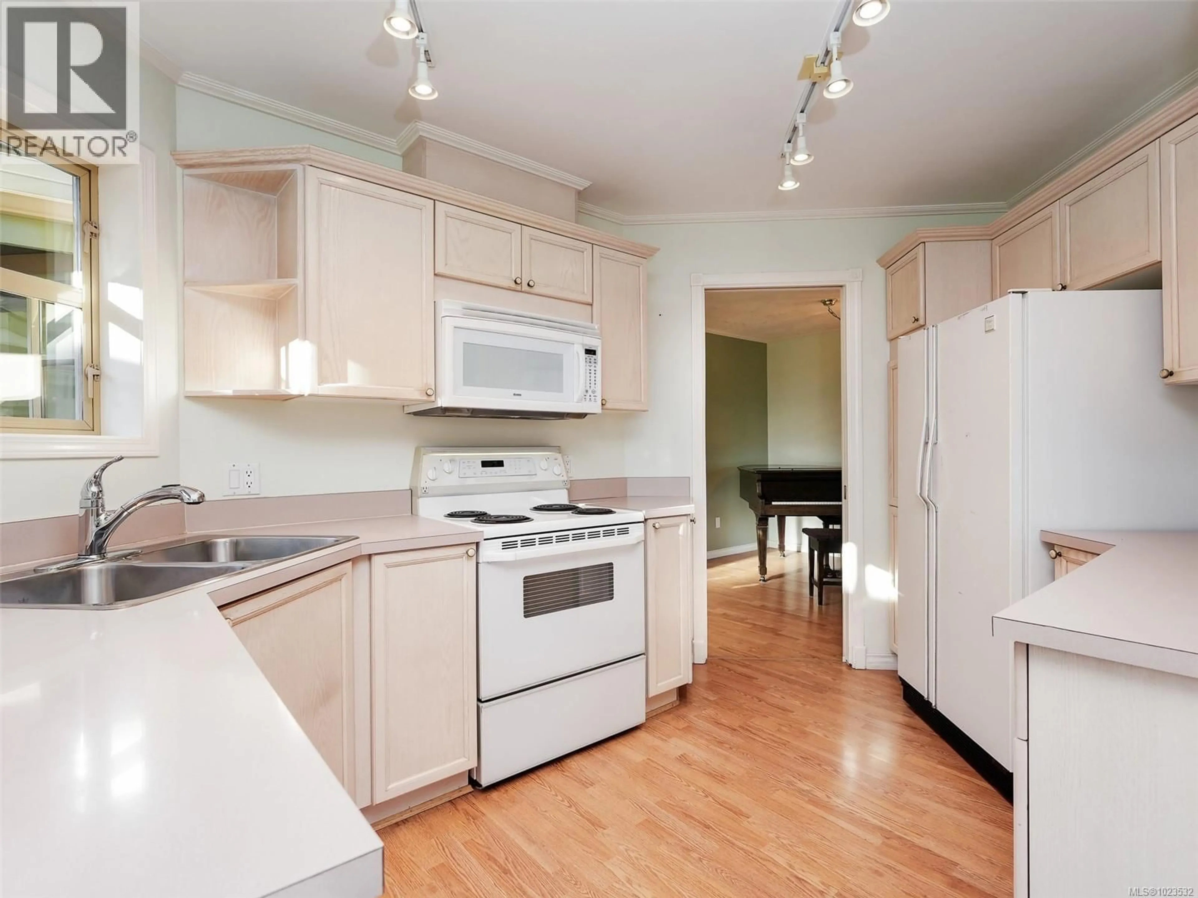 Standard kitchen, wood/laminate floor for 10 - 500 MARSETT PLACE, Saanich British Columbia V8Z7J1
