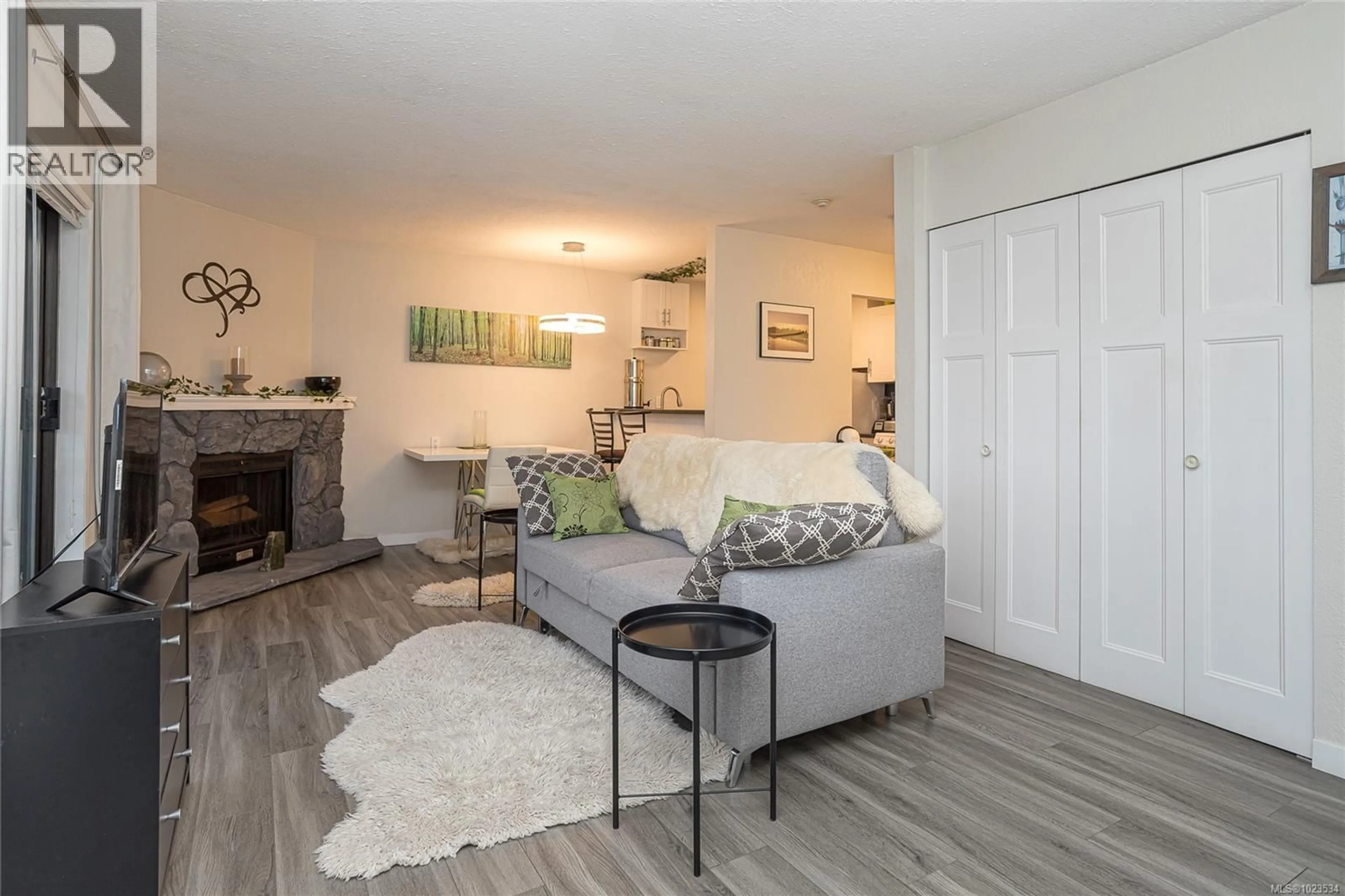 Living room with furniture, wood/laminate floor for 201 - 363 MORISON AVENUE, Parksville British Columbia V9P1P4