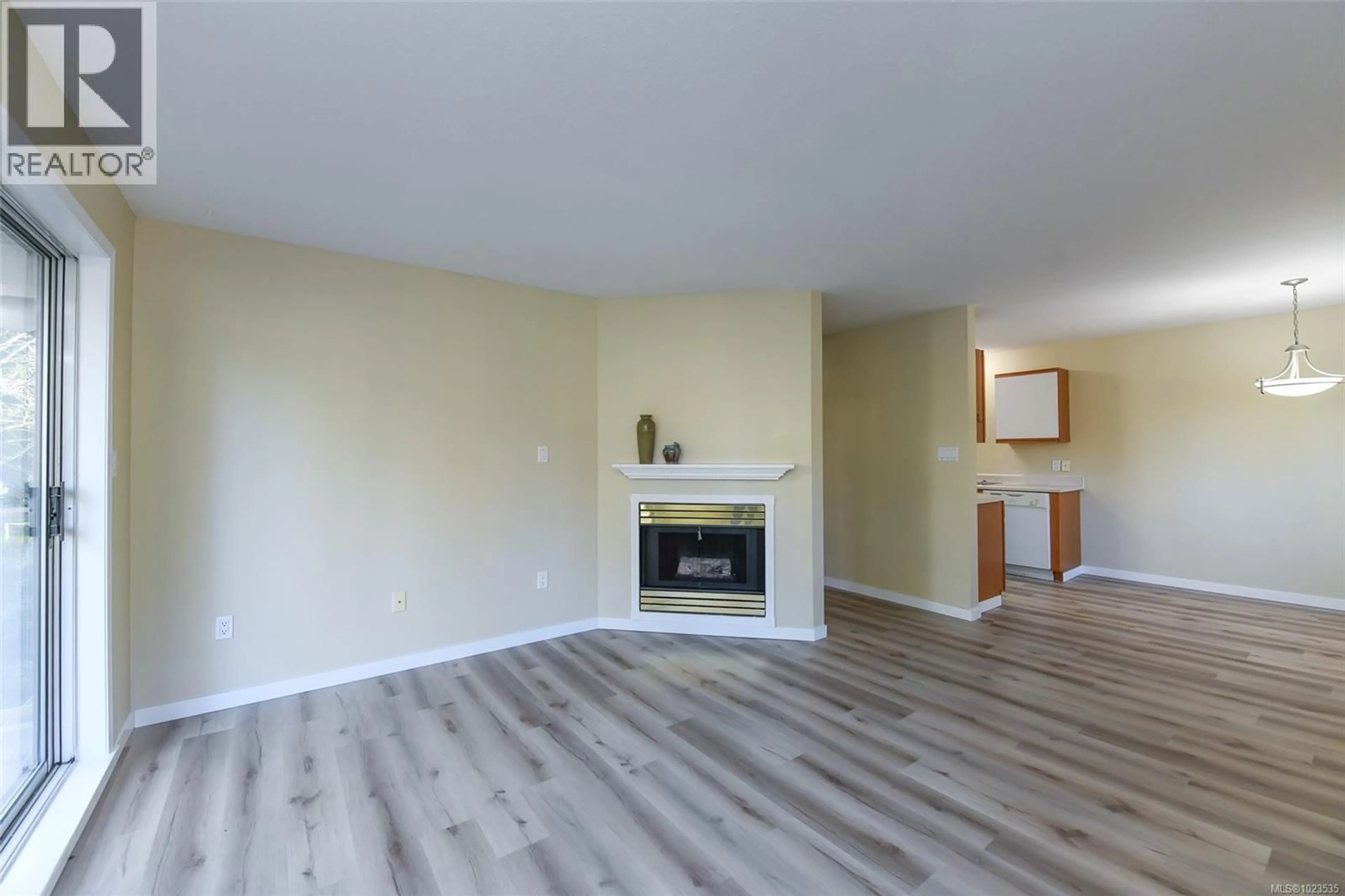 Living room with furniture, wood/laminate floor for 201 - 2655 MUIR ROAD, Courtenay British Columbia V9N9A1
