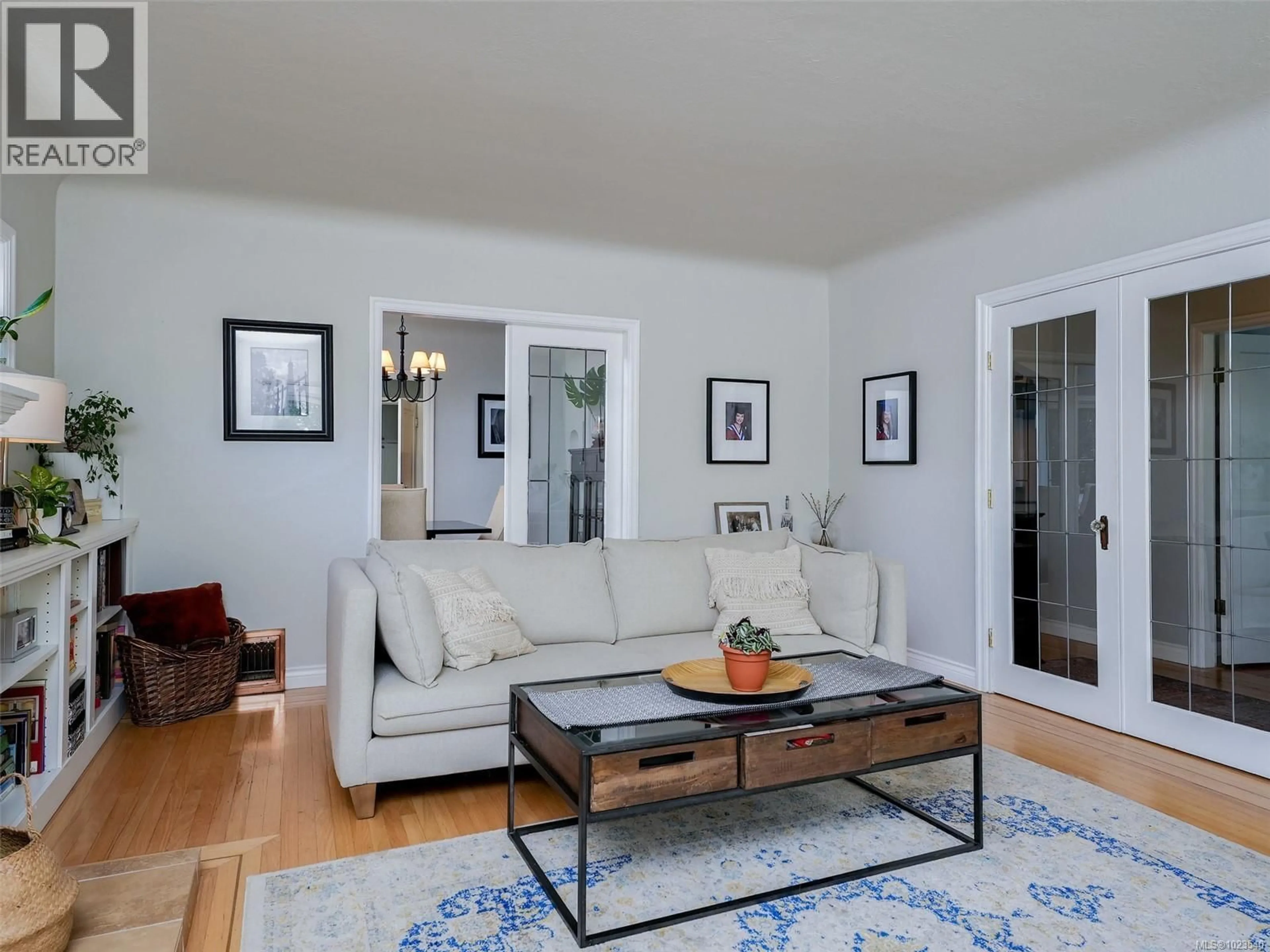 Living room with furniture, wood/laminate floor for 1650 HAMPSHIRE ROAD, Oak Bay British Columbia V8R5T5