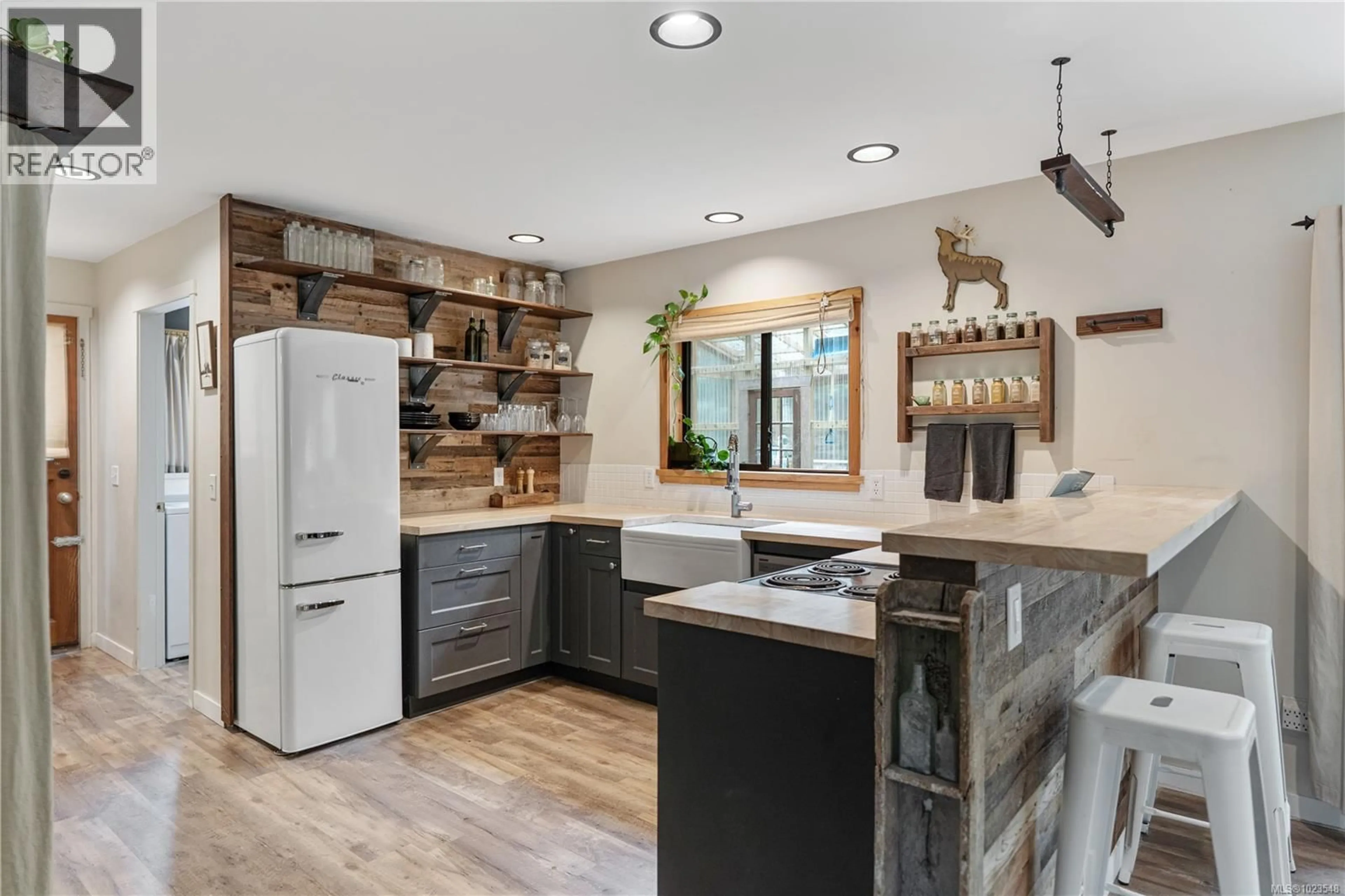 Rustic kitchen, unknown for 338 WALKERS HOOK ROAD, Salt Spring British Columbia V8K1N7