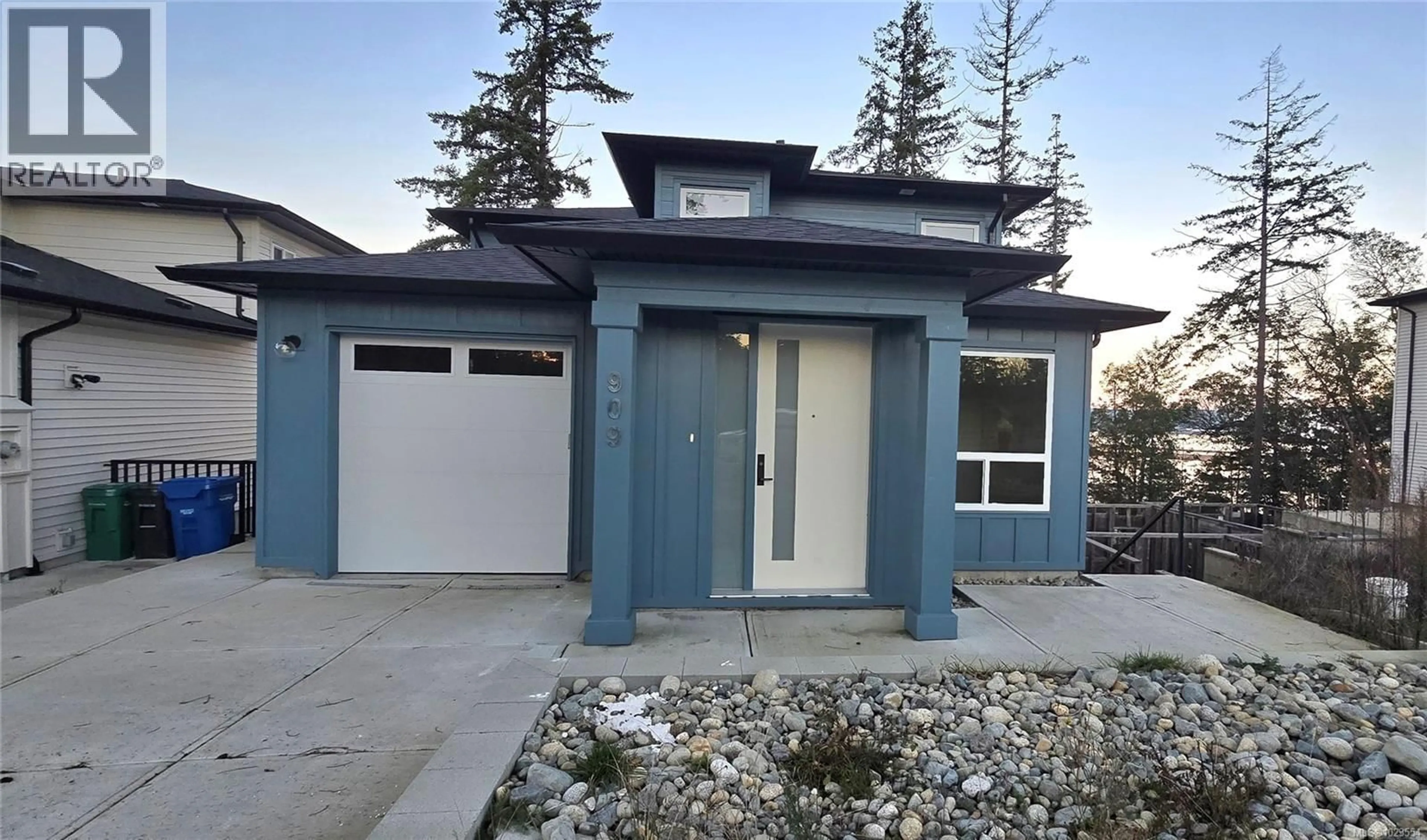 Home with vinyl exterior material, street for 909 HARBOUR VIEW STREET, Nanaimo British Columbia V9R4V4