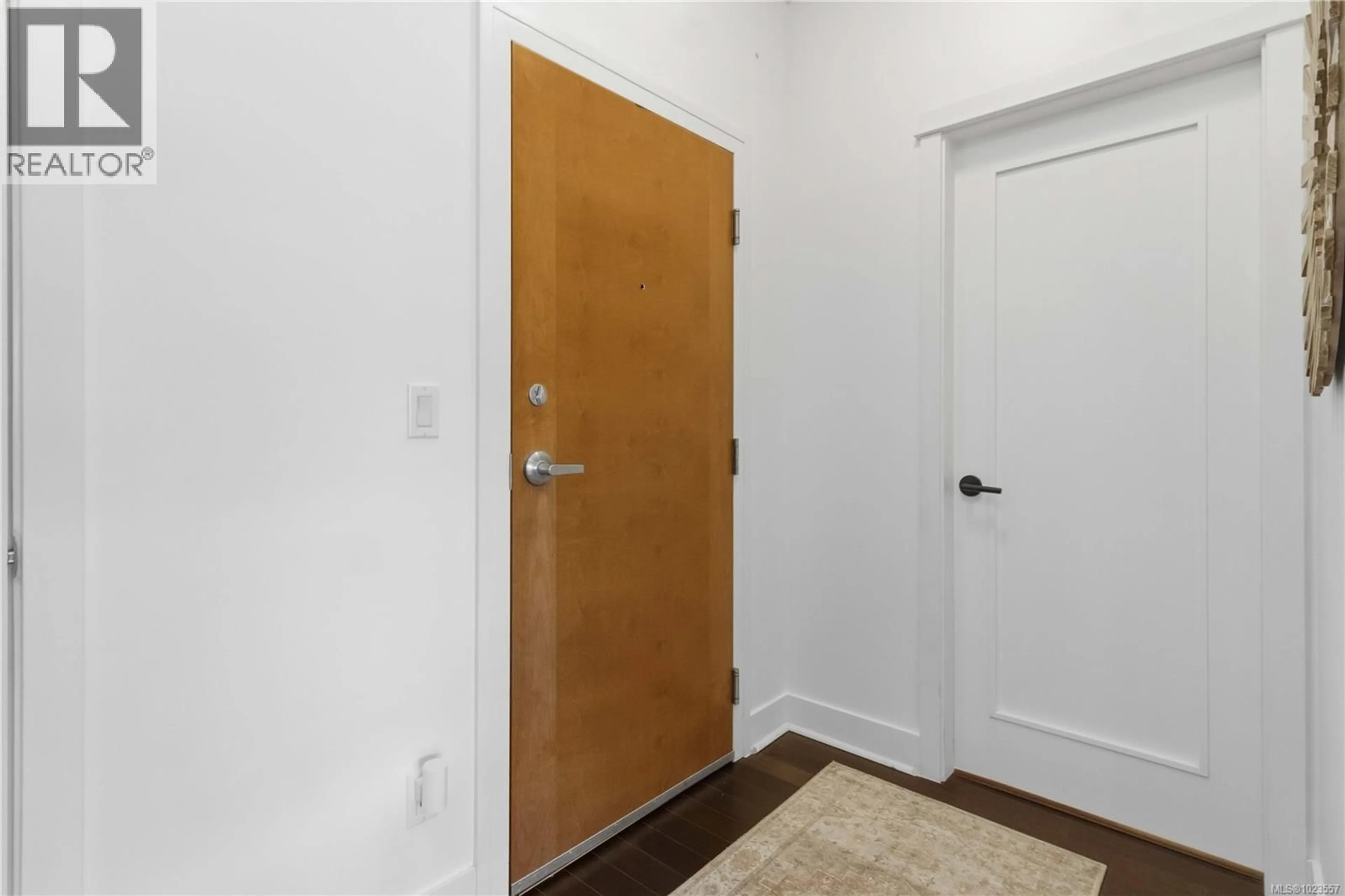 Indoor entryway for 303 - 627 BROOKSIDE ROAD, Colwood British Columbia V9C0C3