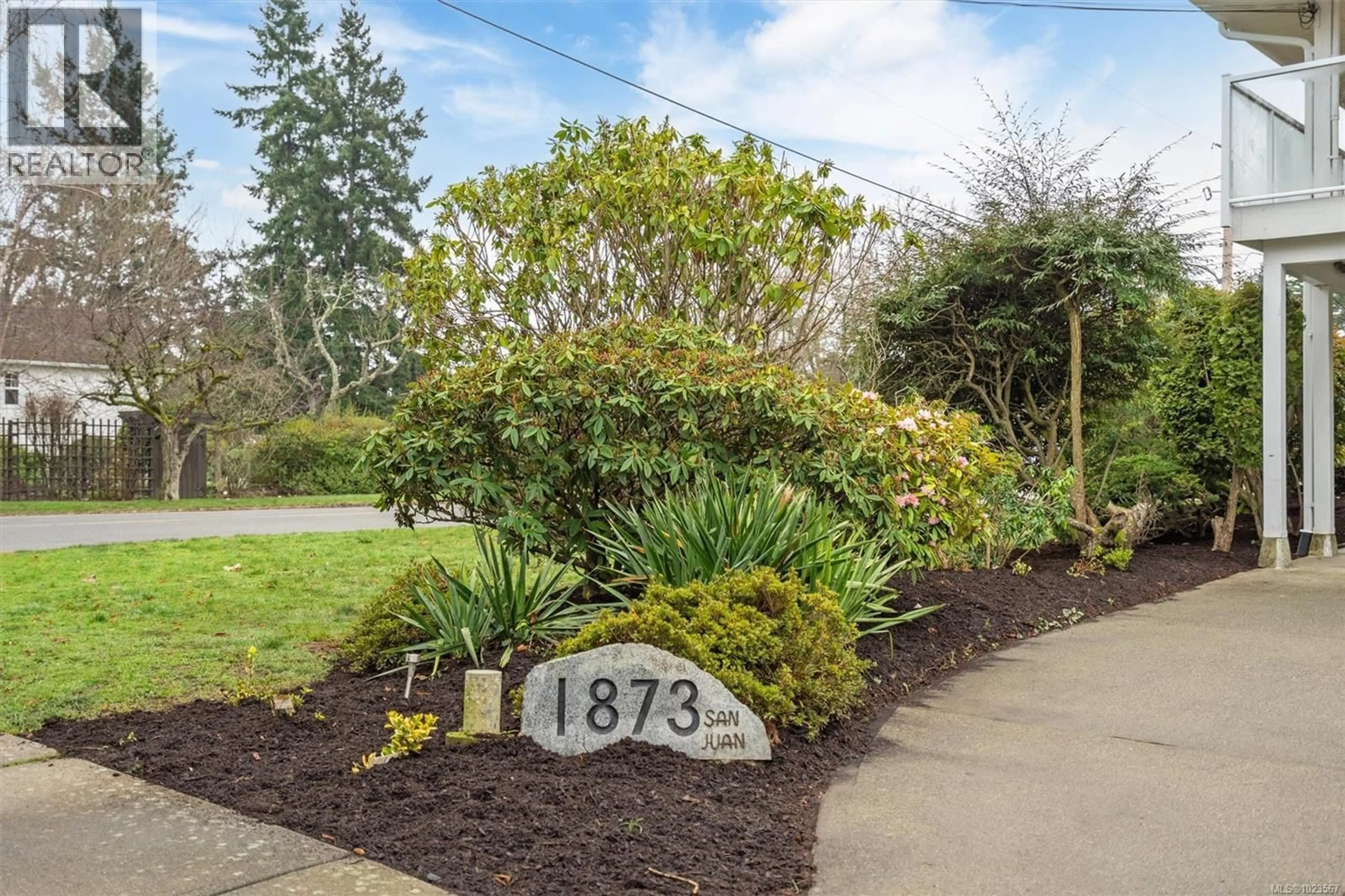 Unknown for 1873 SAN JUAN AVENUE, Saanich British Columbia V8N2J1