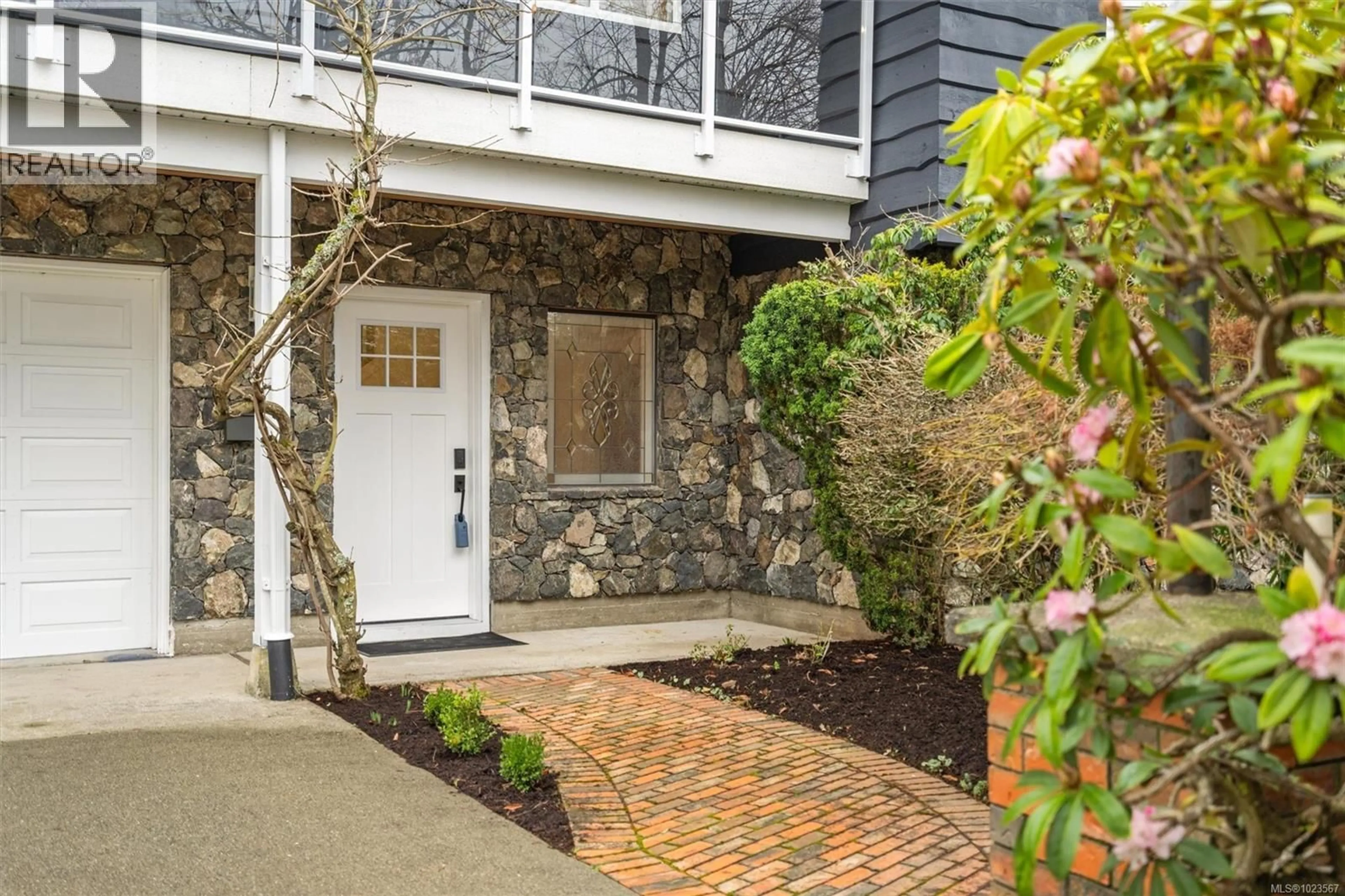 Indoor entryway for 1873 SAN JUAN AVENUE, Saanich British Columbia V8N2J1