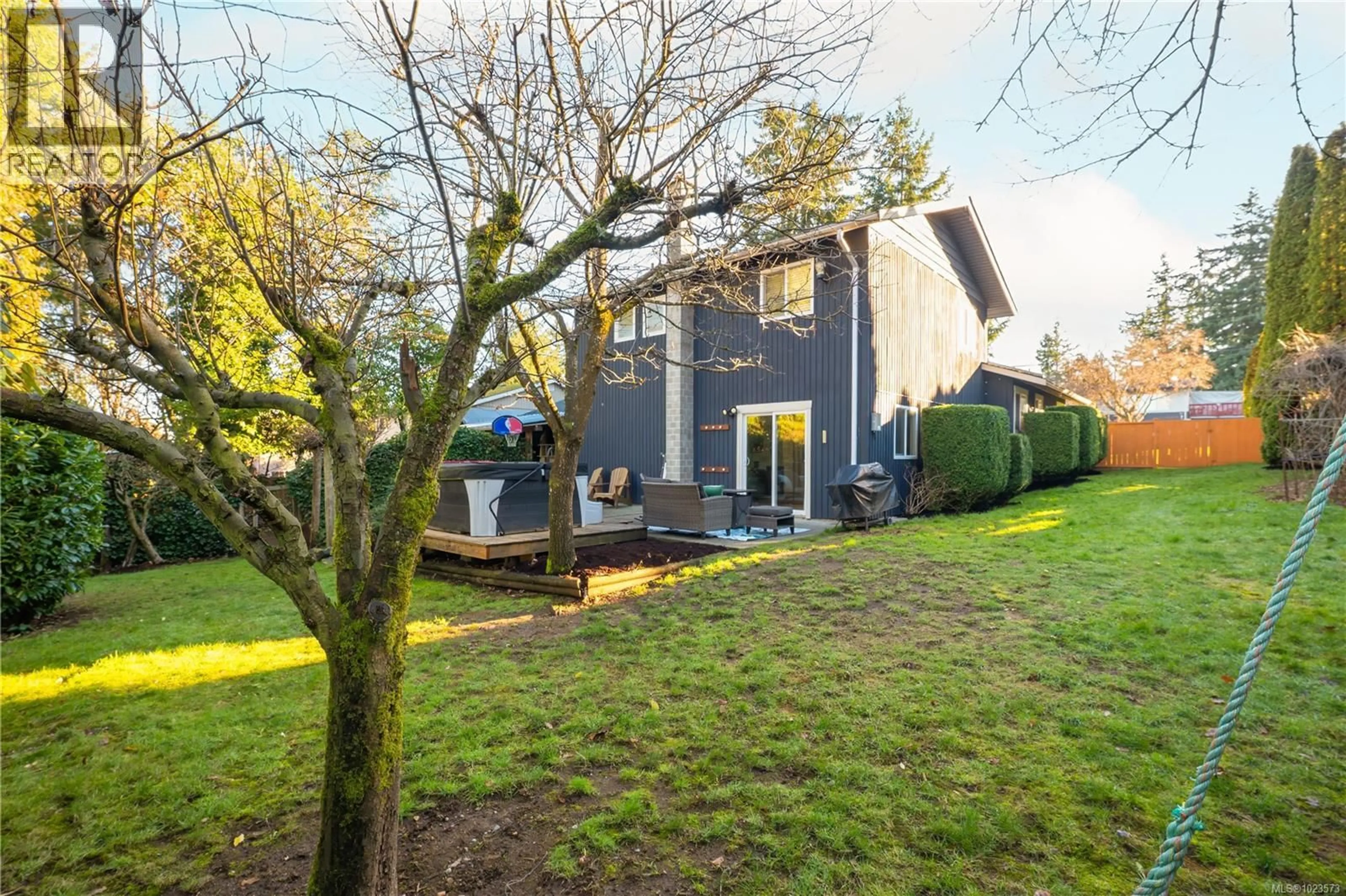 A pic from outside/outdoor area/front of a property/back of a property/a pic from drone, street for 1672 MEREDITH ROAD, Nanaimo British Columbia V9S2M4