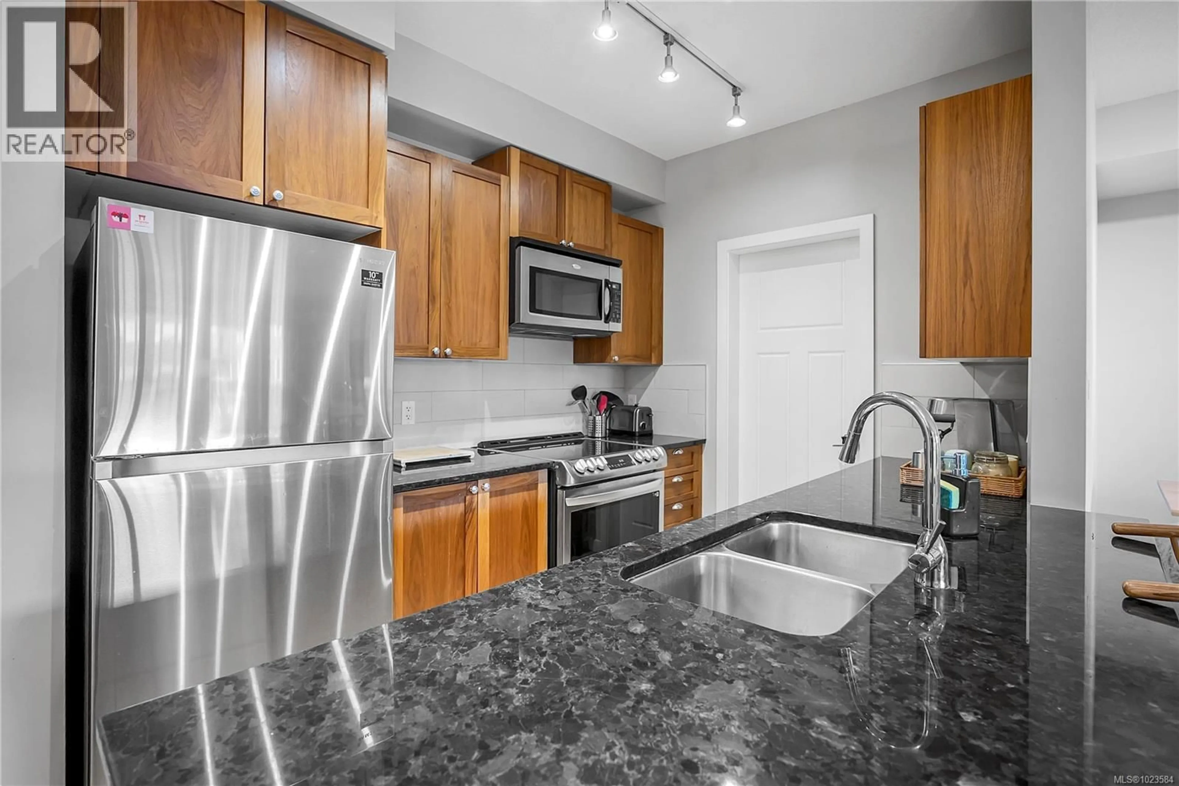 Standard kitchen, unknown for 315 - 99 CHAPEL STREET, Nanaimo British Columbia V9R5H3