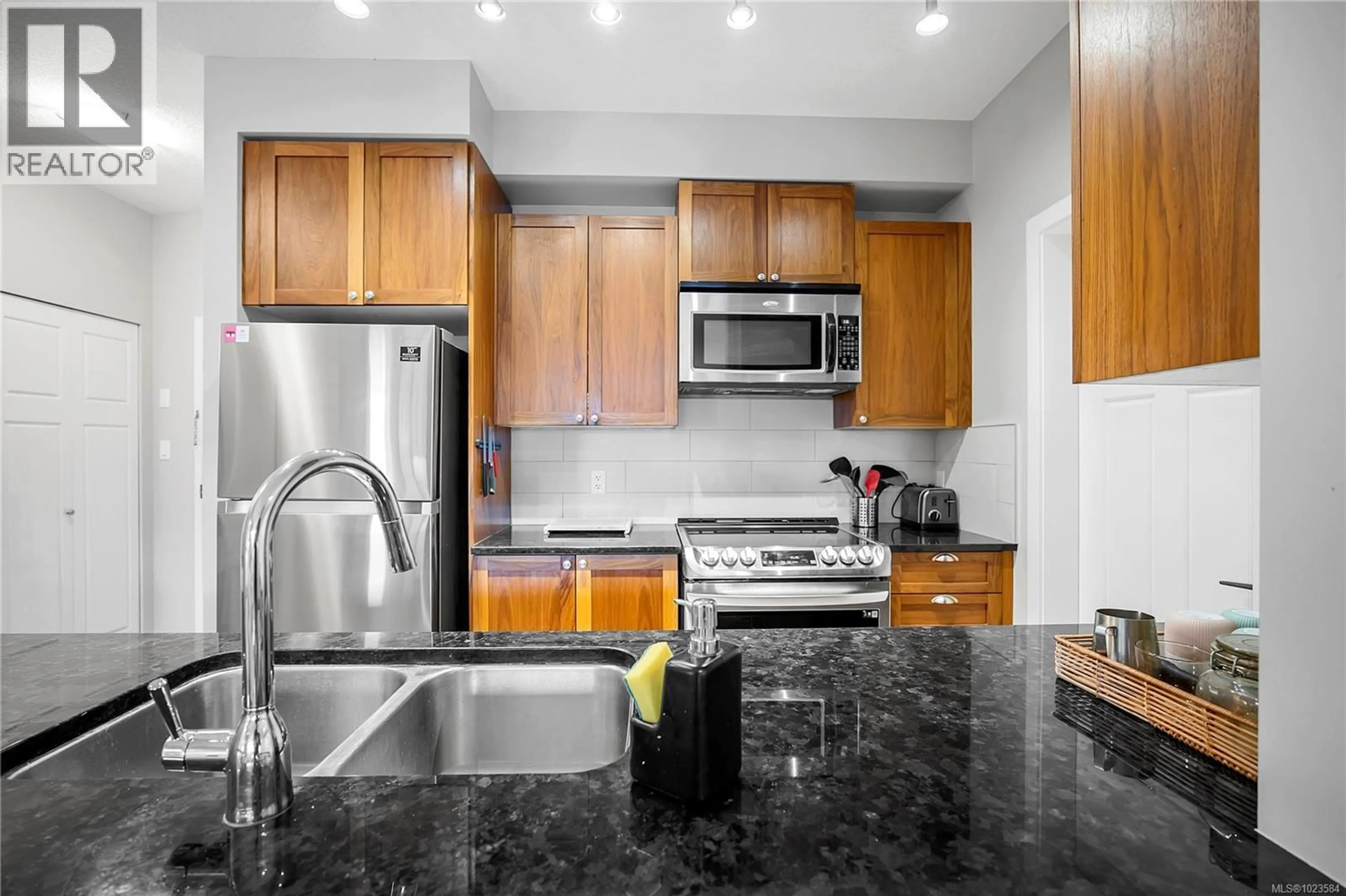 Standard kitchen, unknown for 315 - 99 CHAPEL STREET, Nanaimo British Columbia V9R5H3