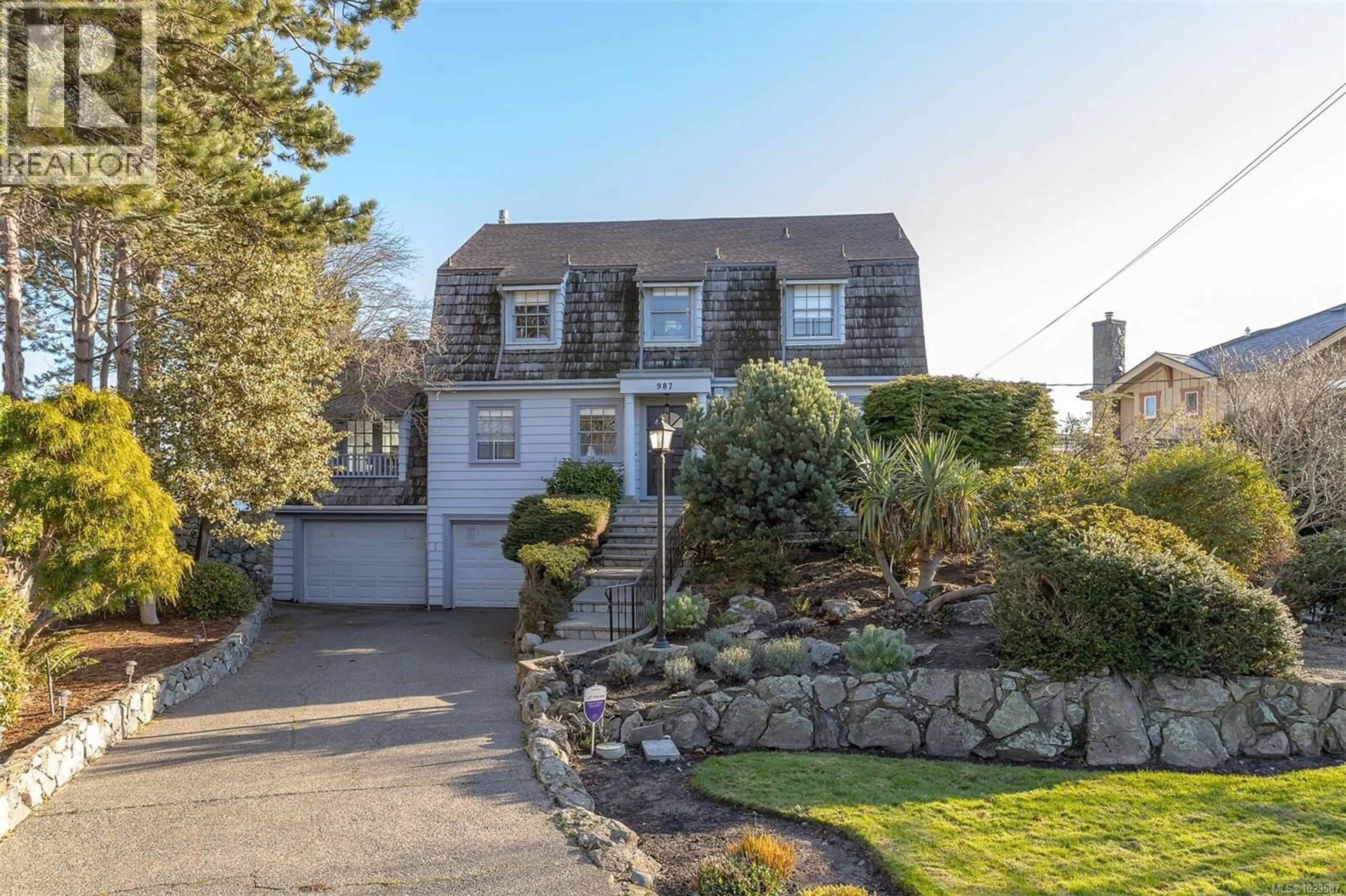 A pic from outside/outdoor area/front of a property/back of a property/a pic from drone, street for 987 BEACH DRIVE, Oak Bay British Columbia V8S2N2