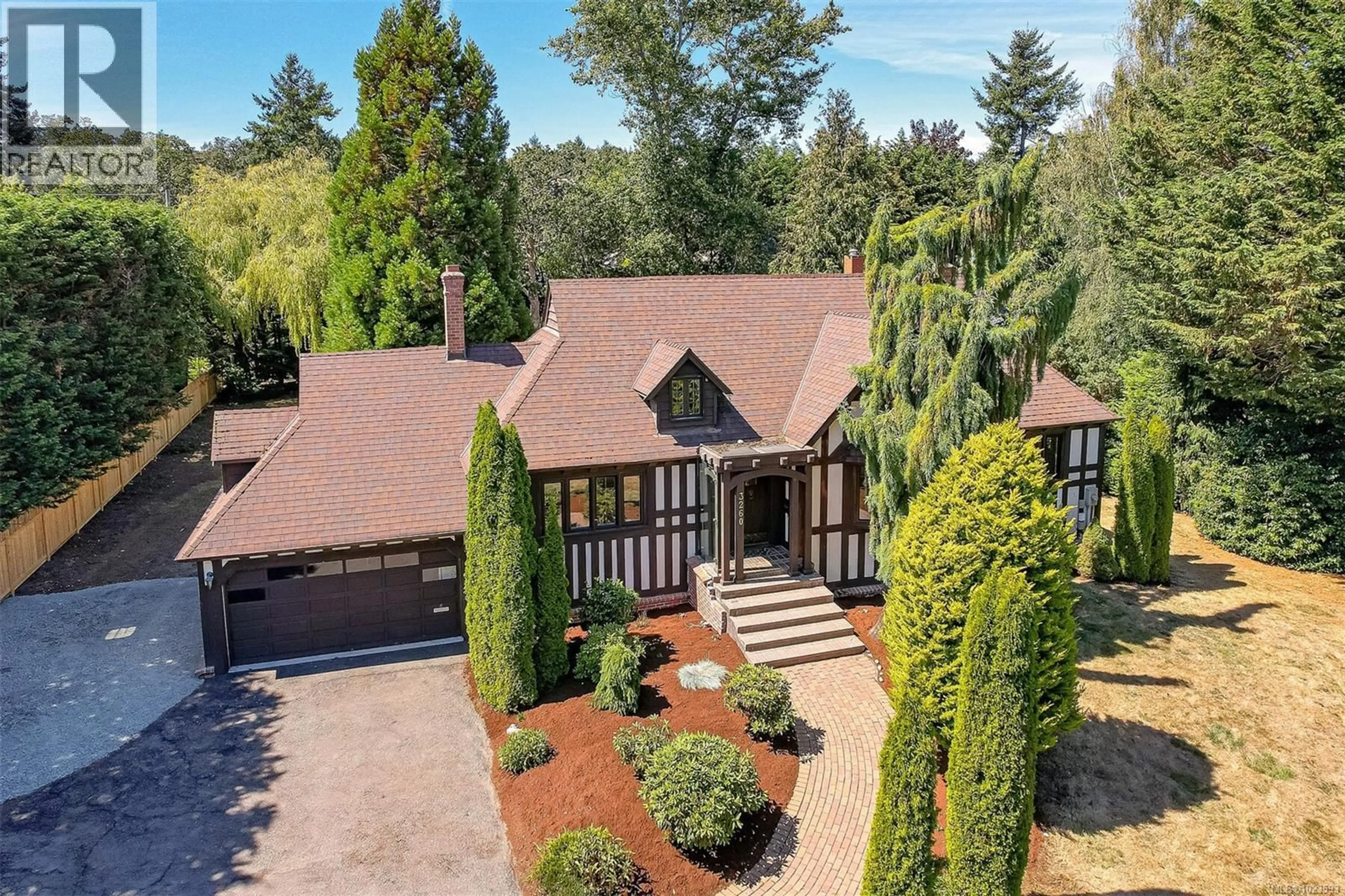 A pic from outside/outdoor area/front of a property/back of a property/a pic from drone, street for 3260 BEACH DRIVE, Oak Bay British Columbia V8R6L8