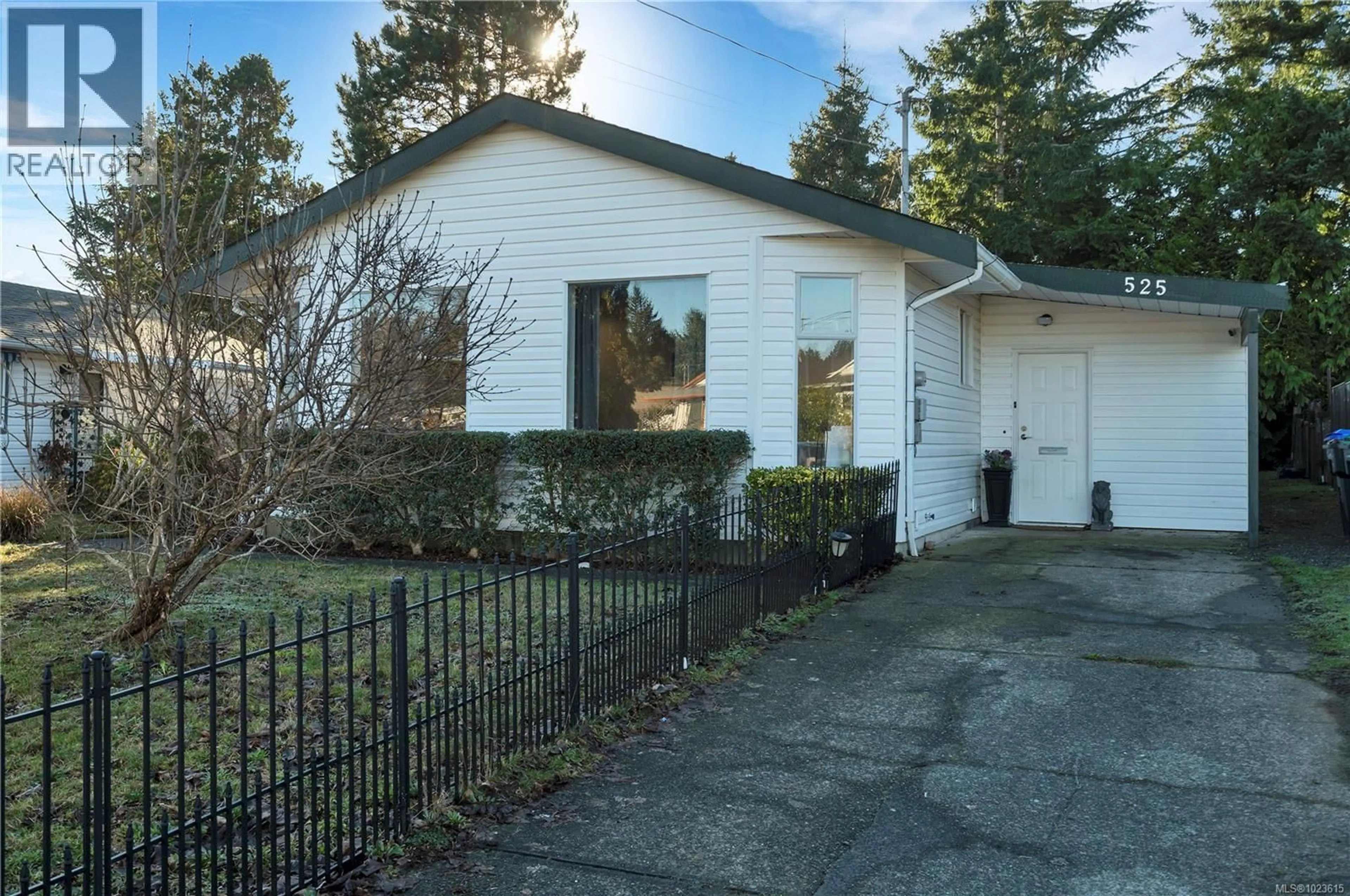 Home with vinyl exterior material, street for 525 CHEMAINUS CRESCENT, Courtenay British Columbia V9N7R4