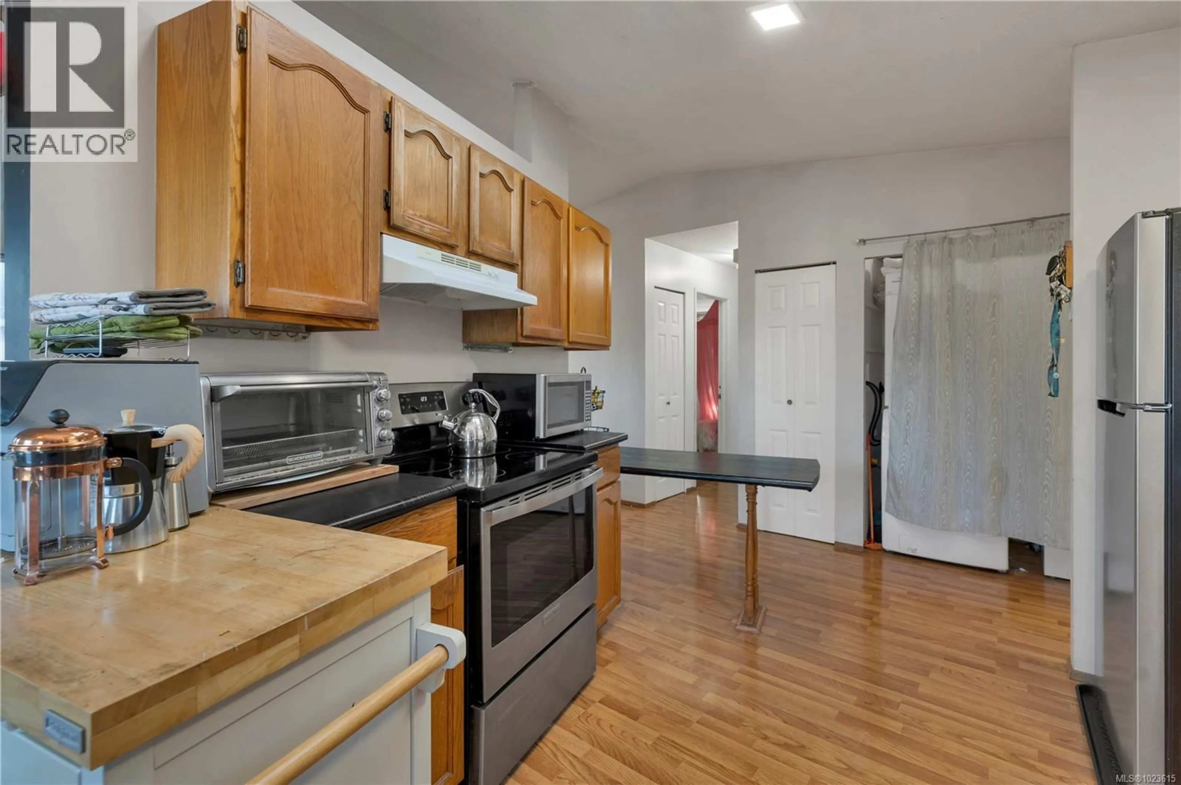 Standard kitchen, unknown for 525 CHEMAINUS CRESCENT, Courtenay British Columbia V9N7R4