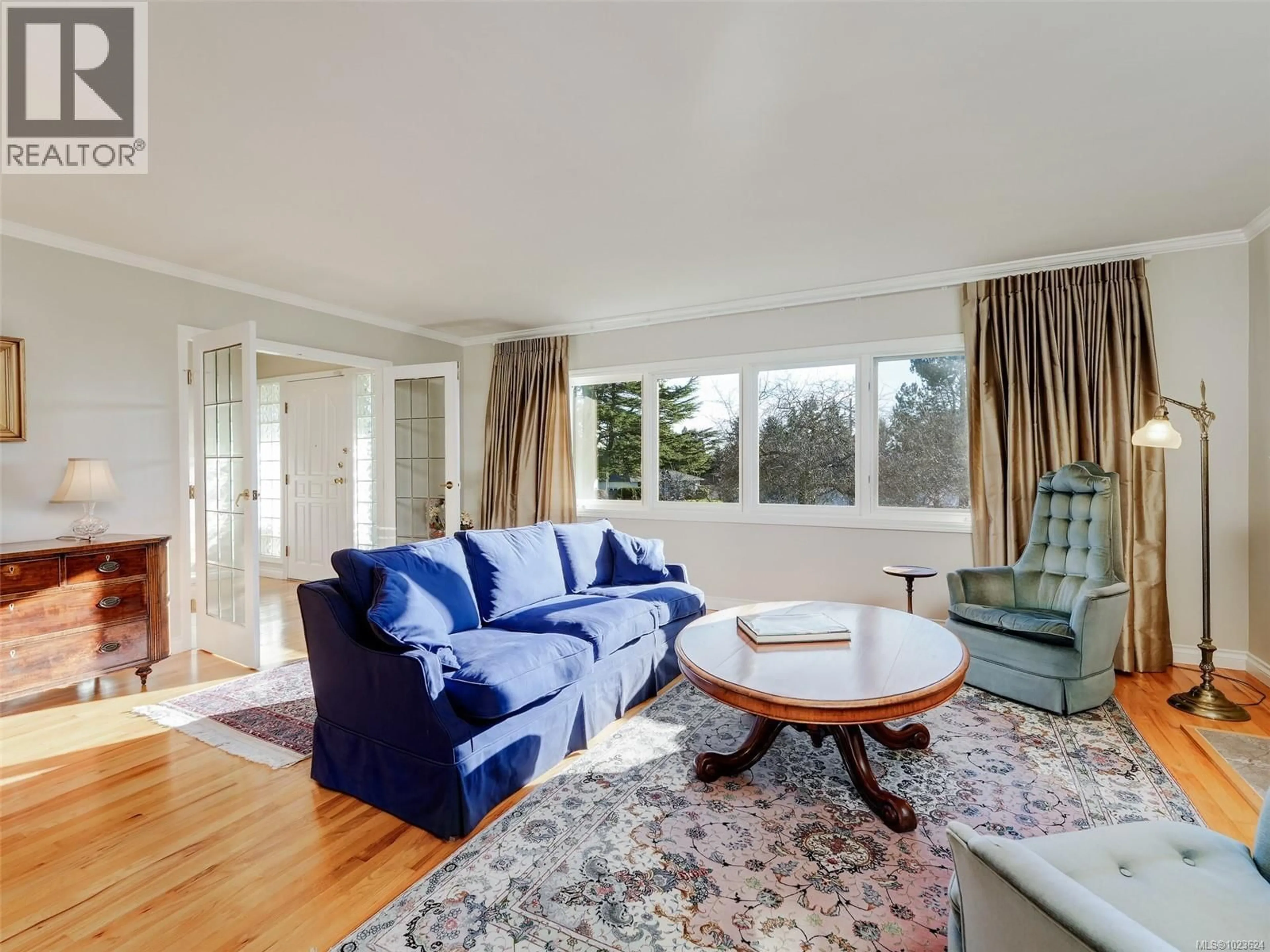 Living room with furniture, unknown for 2344 MIDDOWNE ROAD, Oak Bay British Columbia V8R3K5