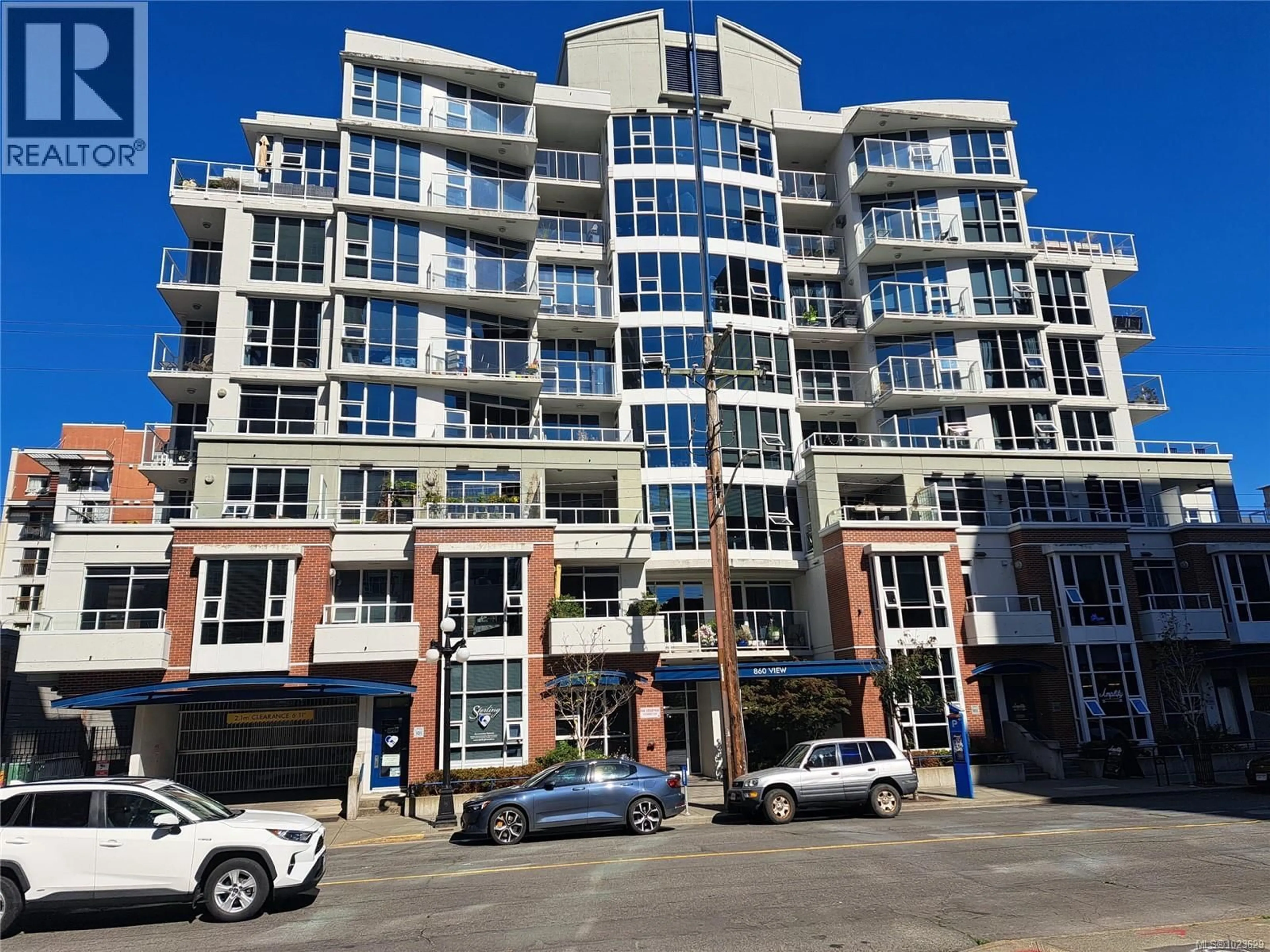 Indoor foyer for 601 - 860 VIEW STREET, Victoria British Columbia V8W3Z8