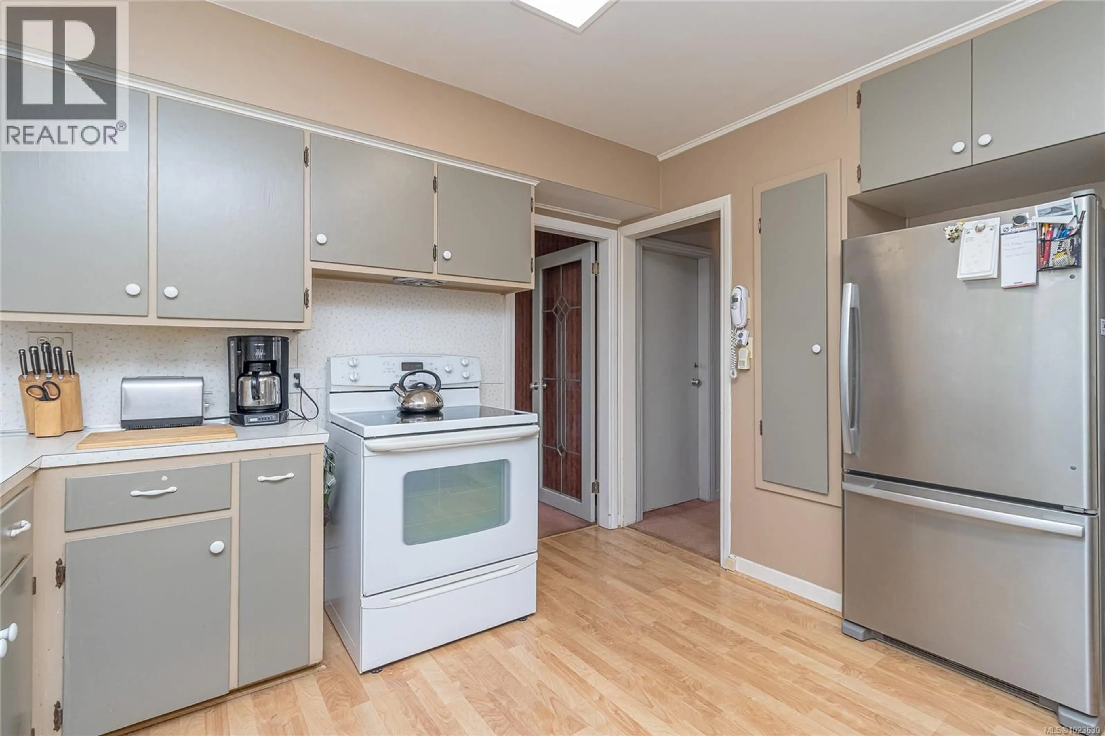 Standard kitchen, unknown for 2857 PHILIP STREET, Duncan British Columbia V9L2A5