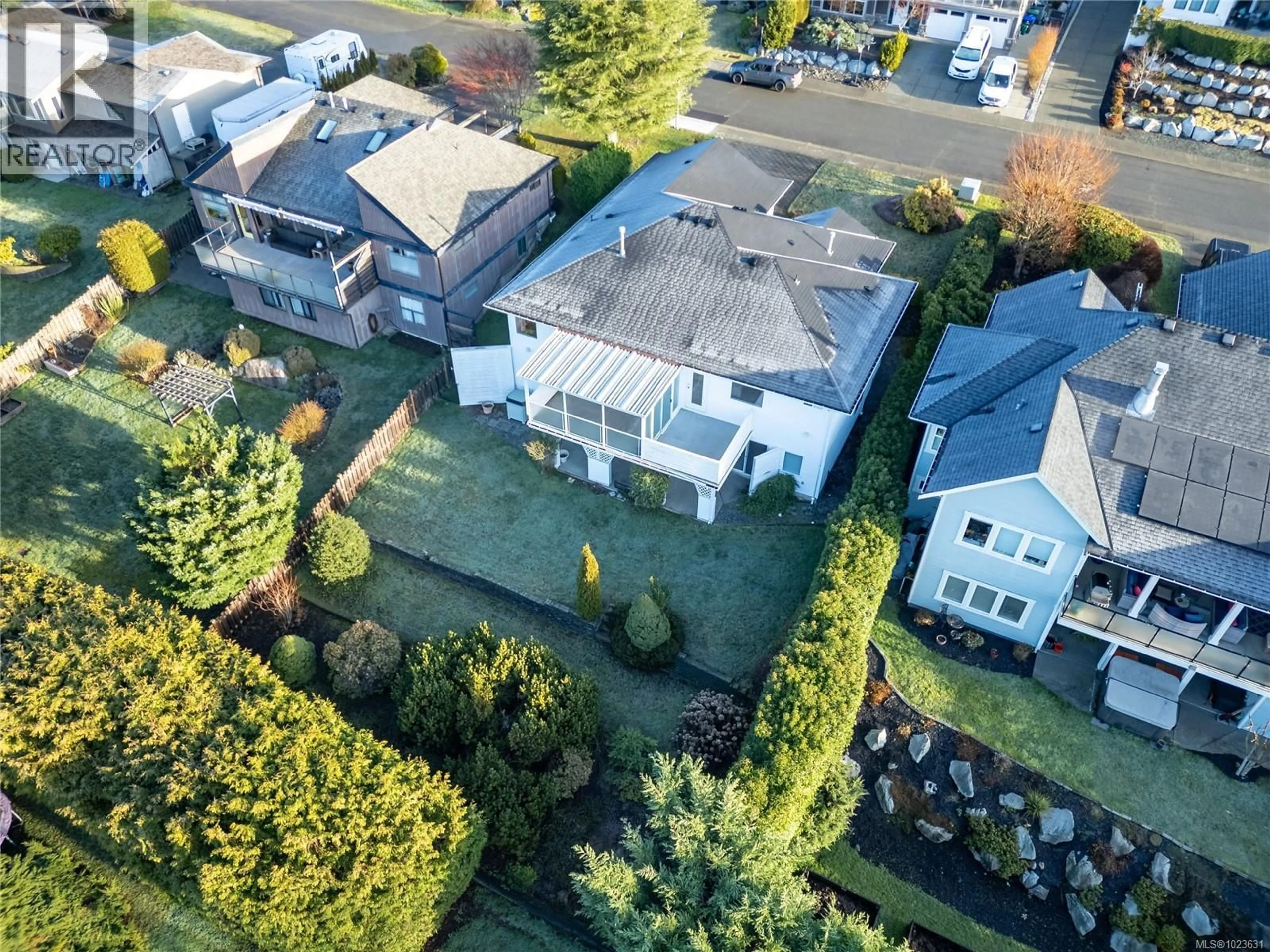 A pic from outside/outdoor area/front of a property/back of a property/a pic from drone, street for 845 VIEW AVENUE, Courtenay British Columbia V9N5V5