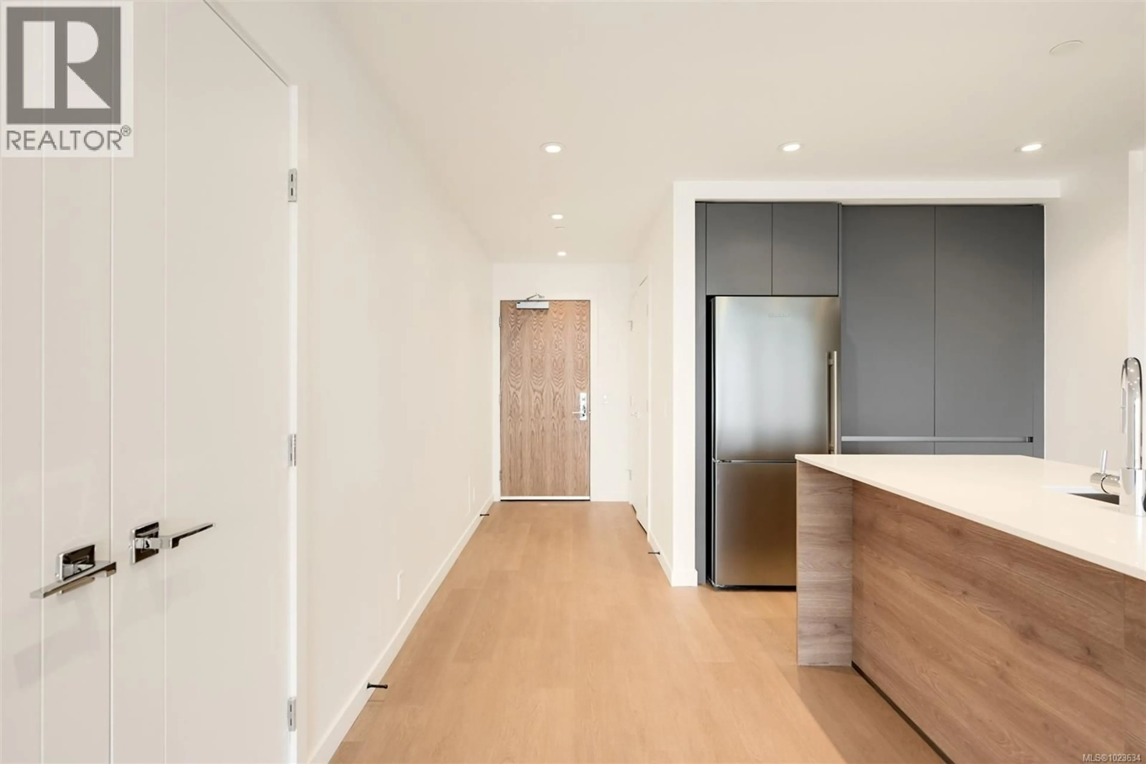 Indoor foyer for 207 - 363 TYEE ROAD, Victoria British Columbia V9A0B5