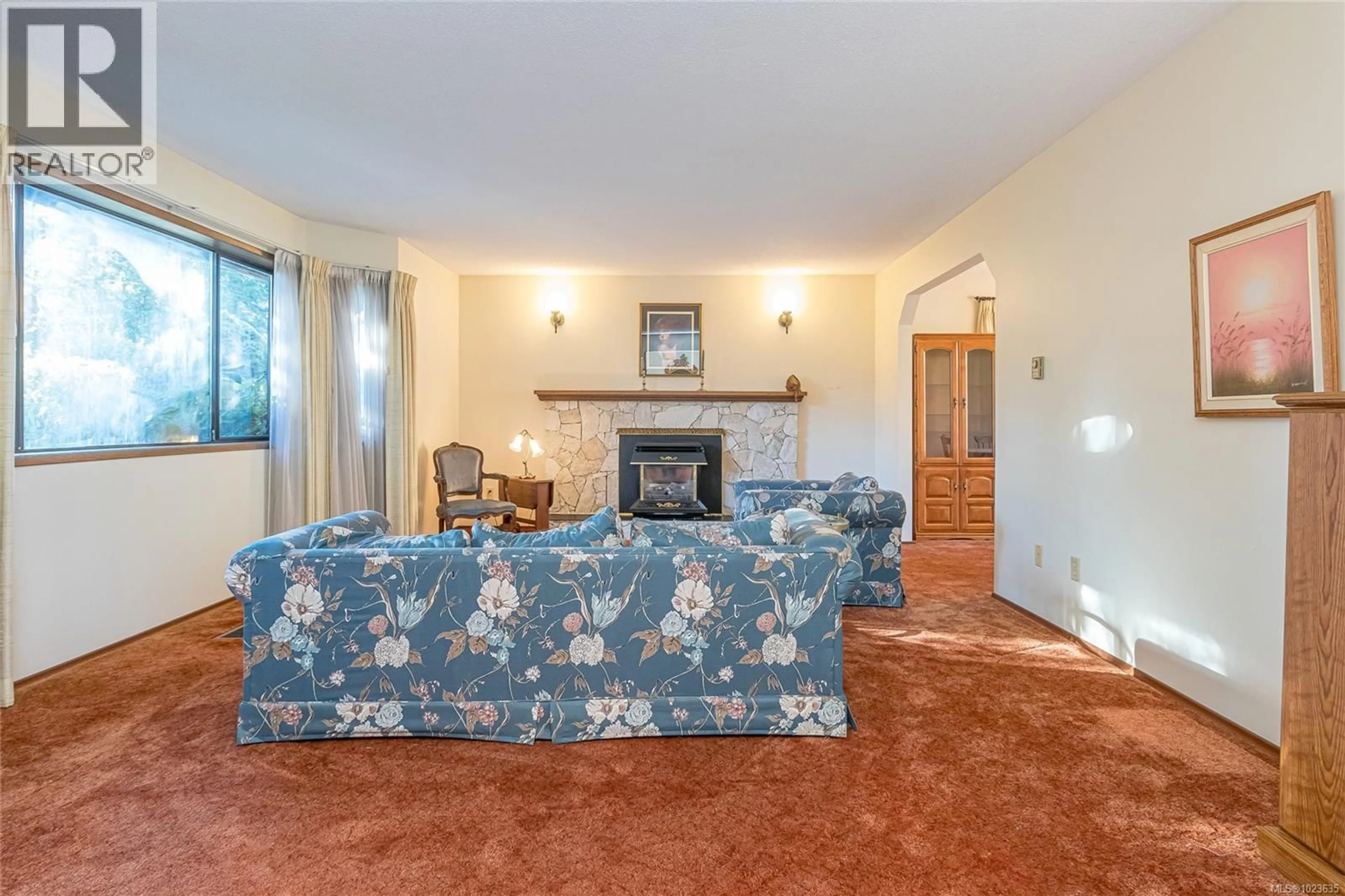 Living room with furniture, carpet floor for 637 TAMARACK DRIVE, Qualicum Beach British Columbia V9K1A8