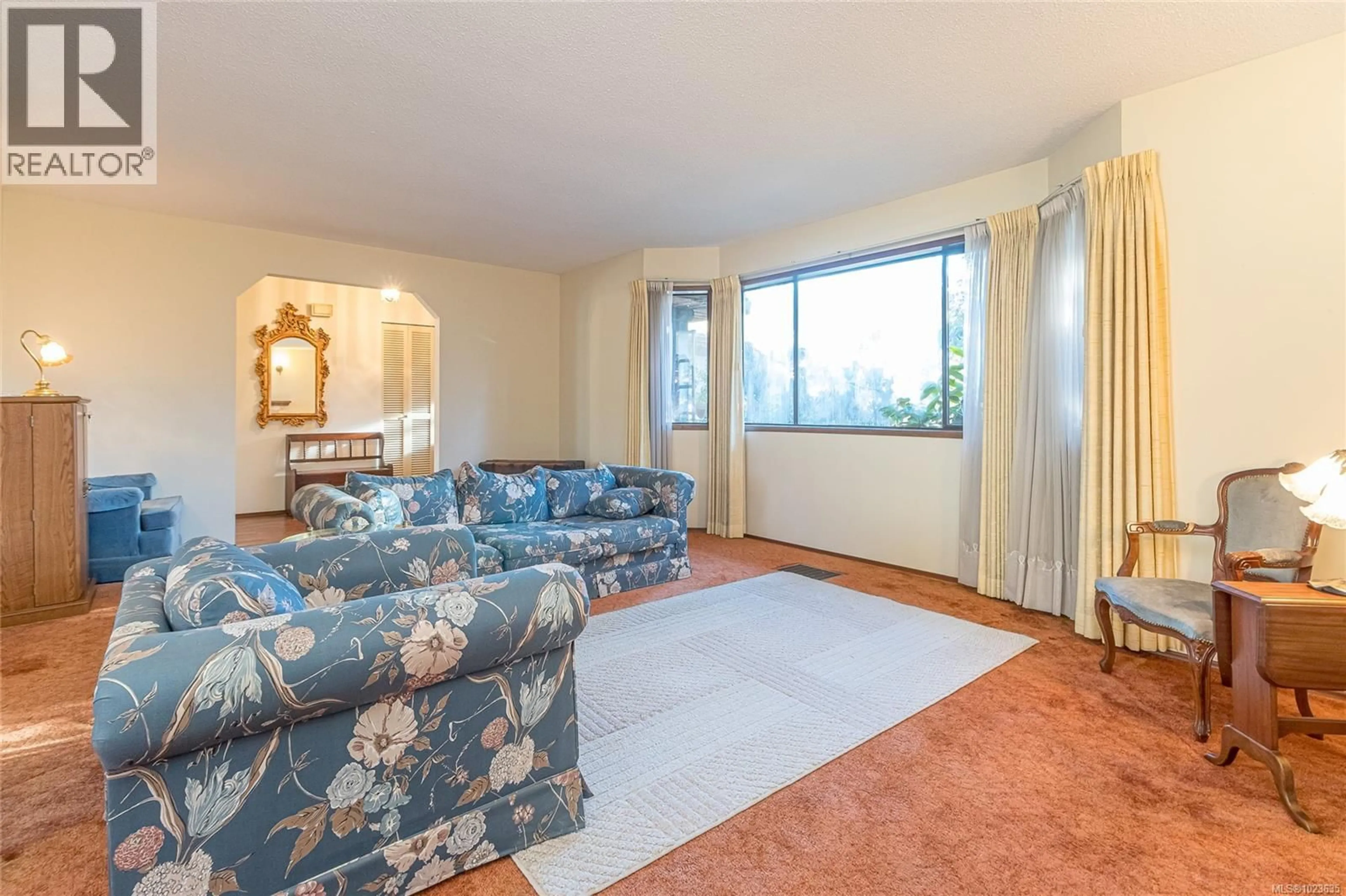 Living room with furniture, carpet floor for 637 TAMARACK DRIVE, Qualicum Beach British Columbia V9K1A8