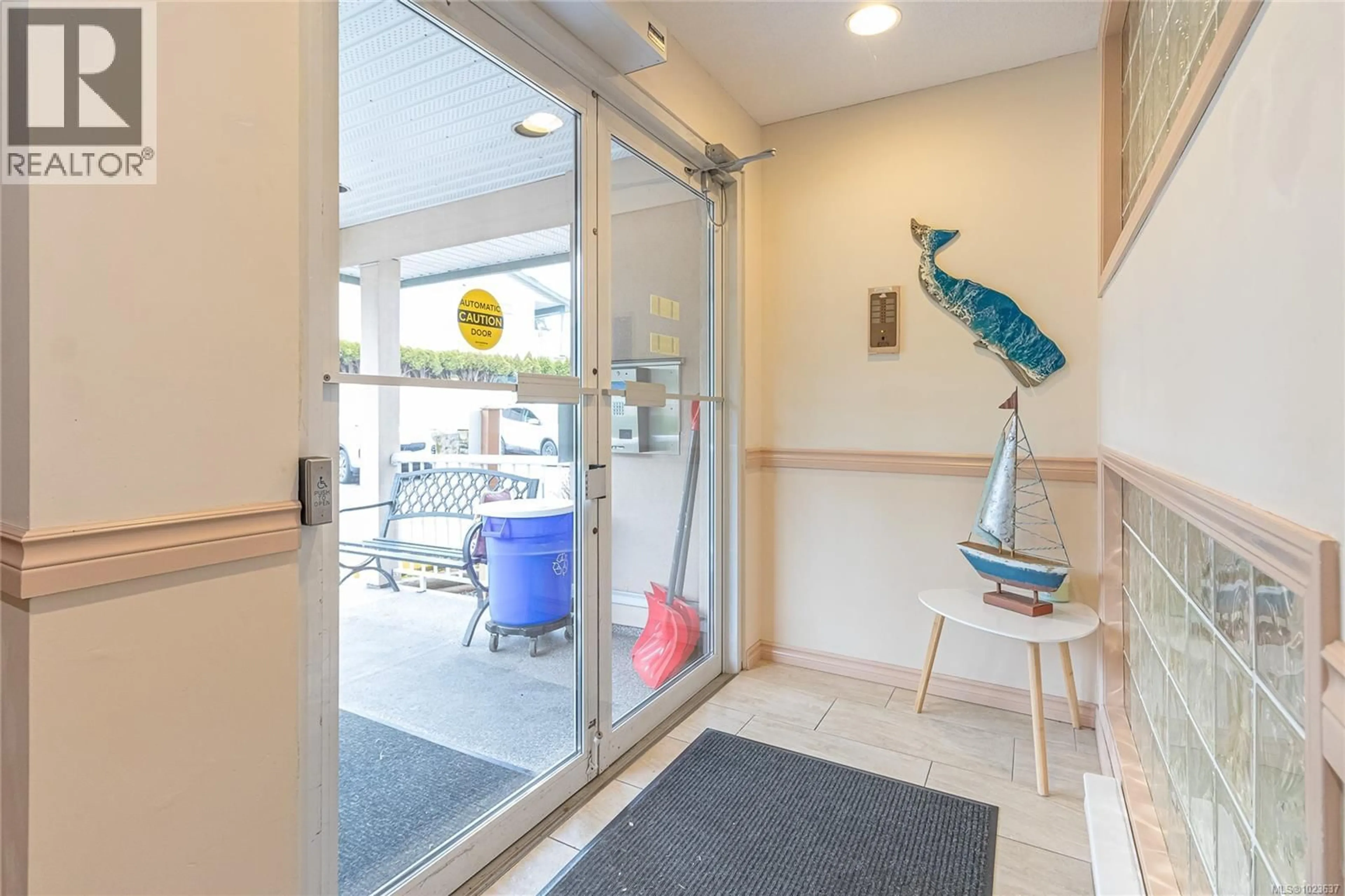 Indoor foyer for 305B - 3000 OAK STREET, Chemainus British Columbia V0R1K1