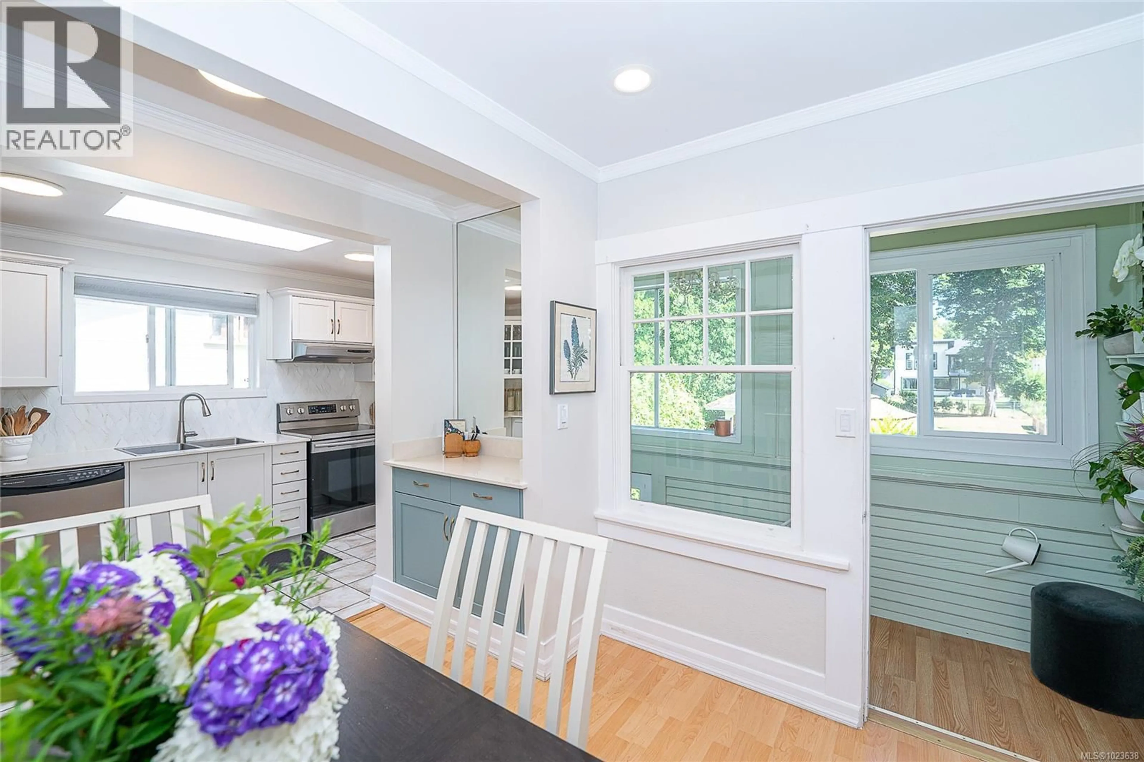 Open concept kitchen, unknown for 3275 WASCANA STREET, Saanich British Columbia V8Z3T7