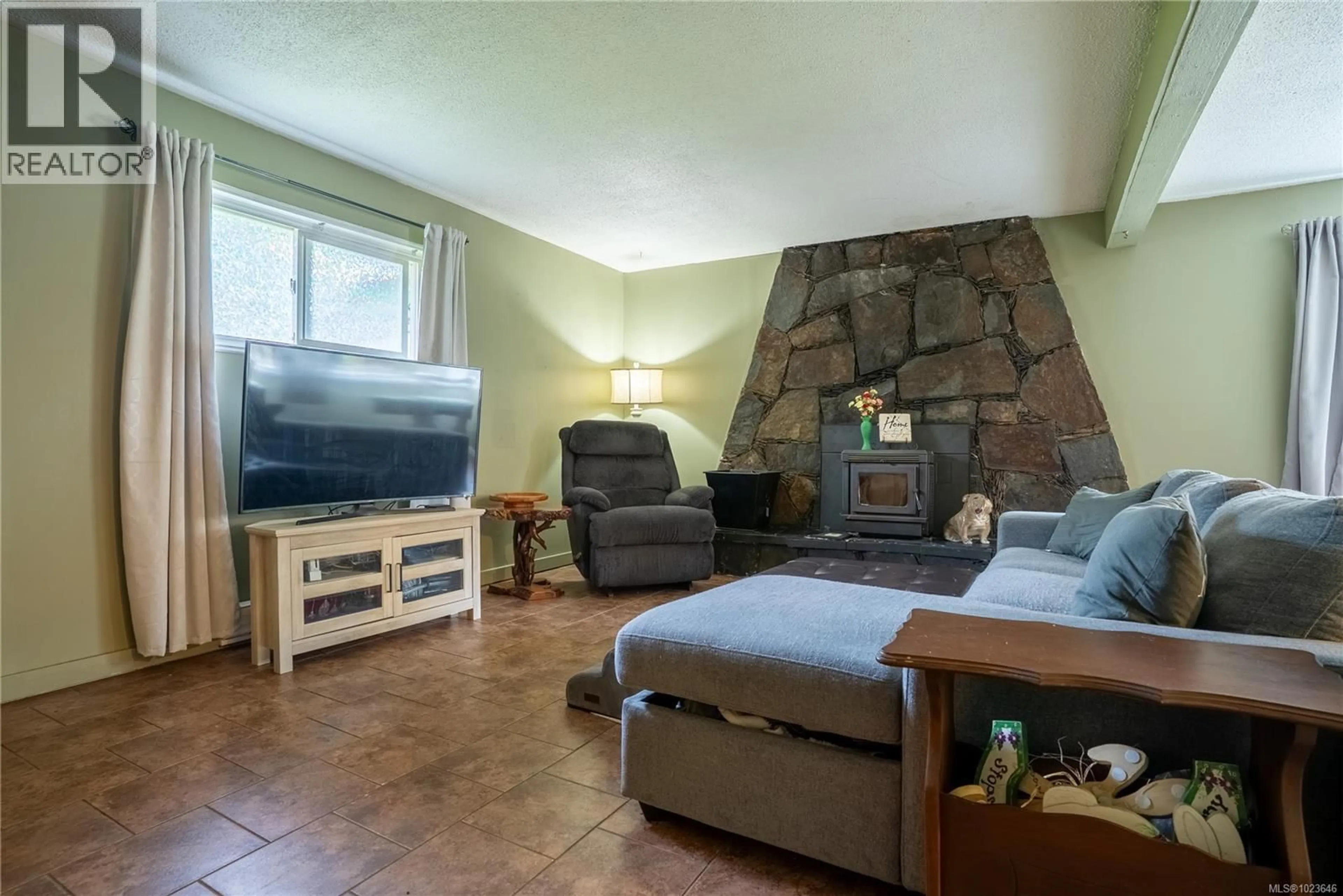 Living room with furniture, unknown for 2808 SOOKE LAKE ROAD, Langford British Columbia V9B4R3