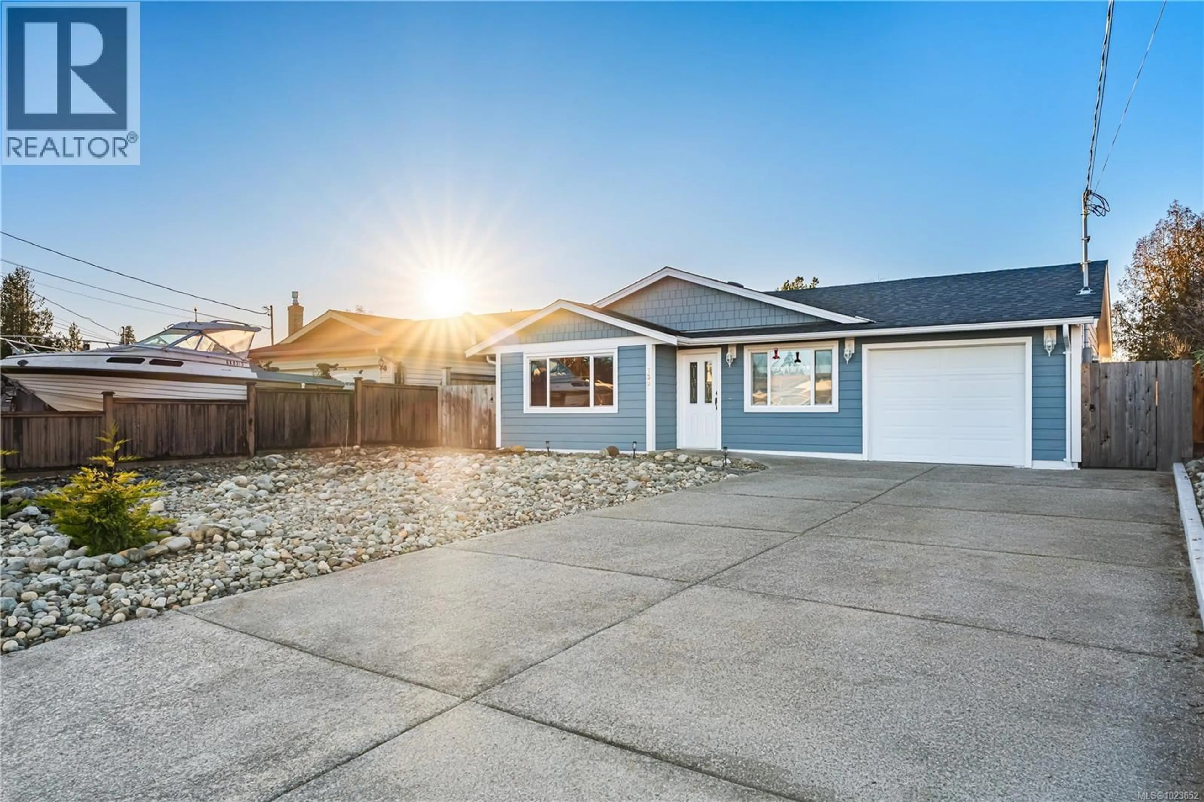 Home with vinyl exterior material, street for 739 PHILLIPS STREET, Parksville British Columbia V9P1A7