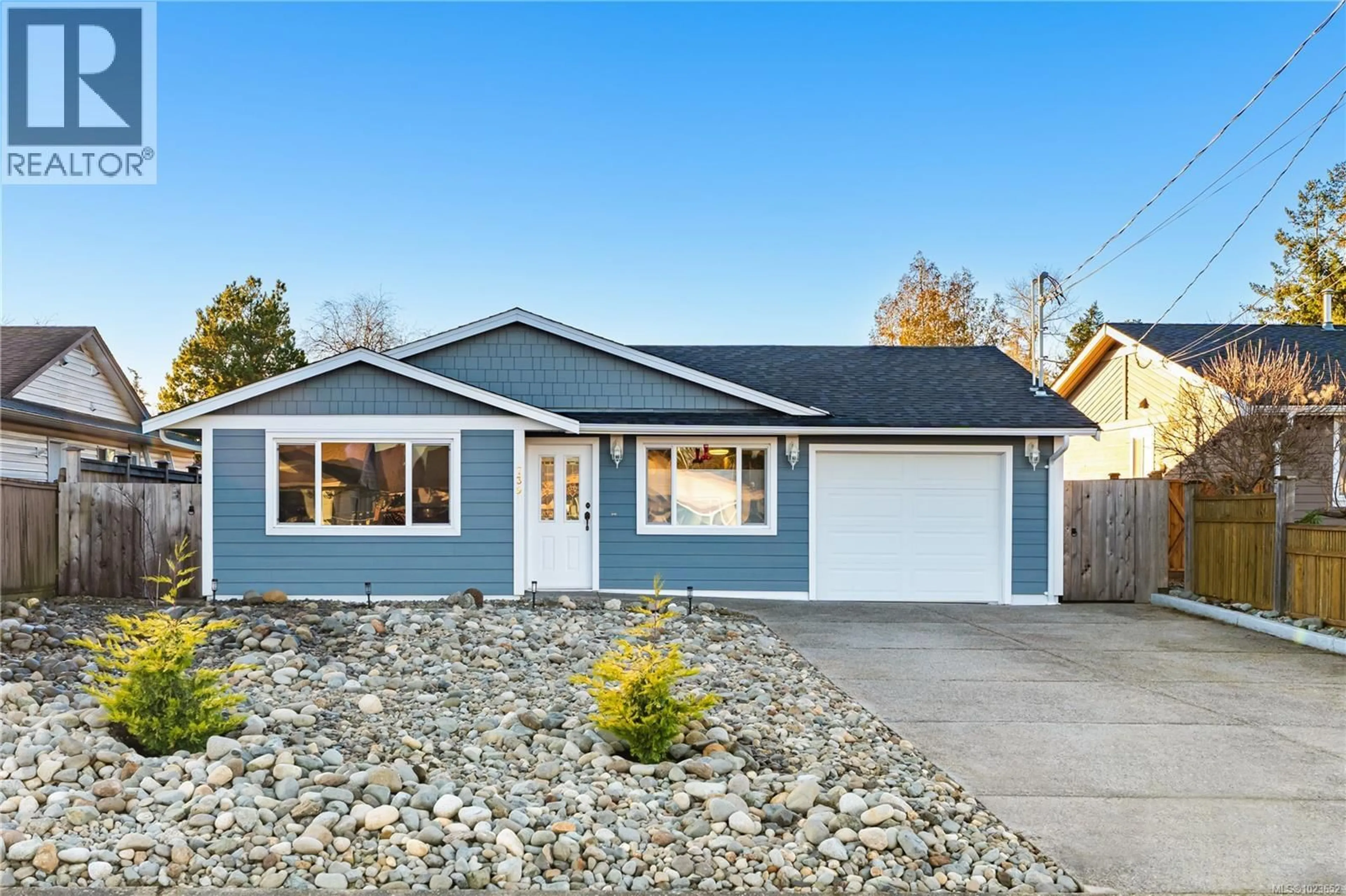 Home with vinyl exterior material, street for 739 PHILLIPS STREET, Parksville British Columbia V9P1A7