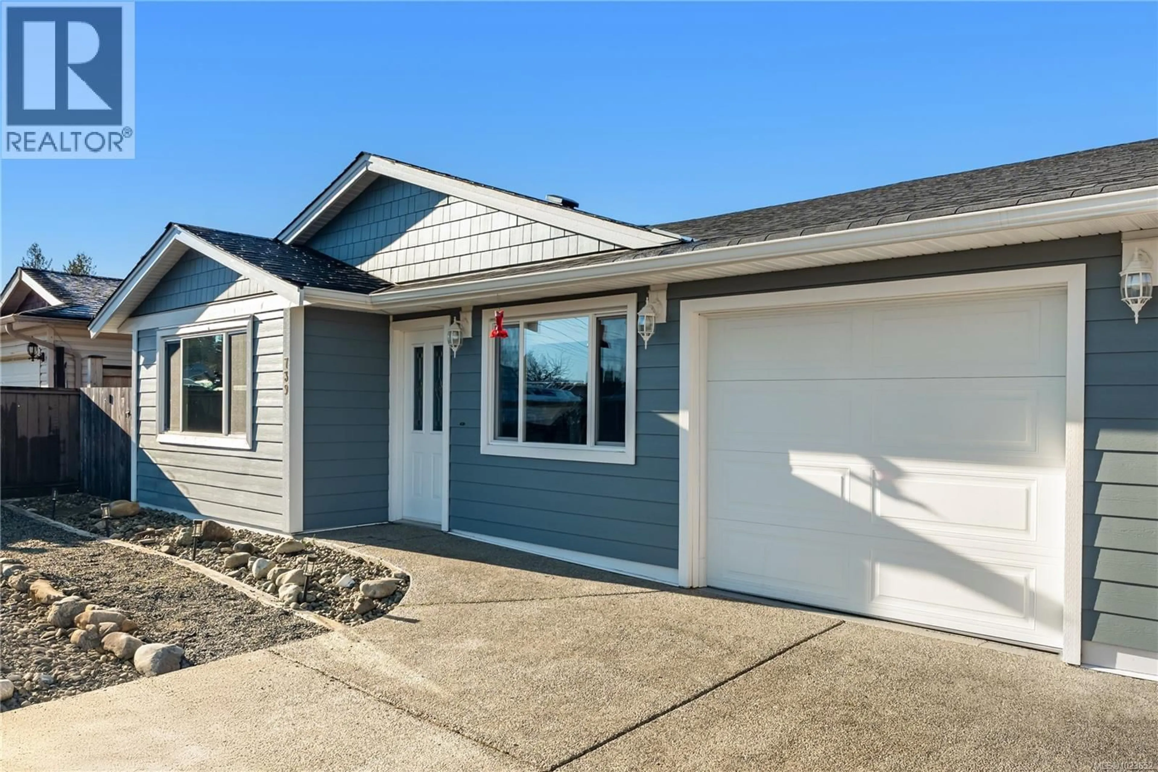 Home with vinyl exterior material, unknown for 739 PHILLIPS STREET, Parksville British Columbia V9P1A7