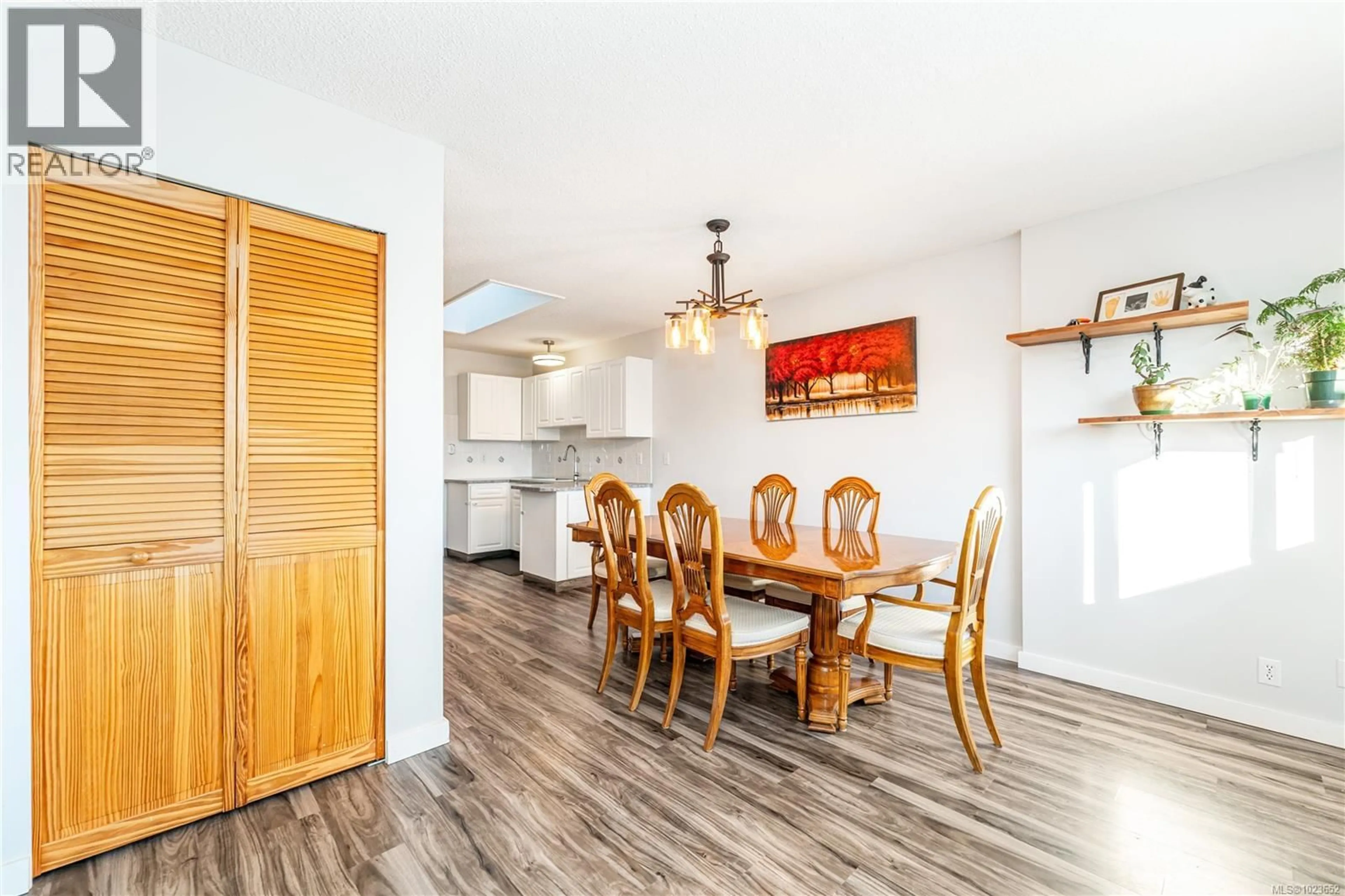 Dining room, wood/laminate floor for 739 PHILLIPS STREET, Parksville British Columbia V9P1A7