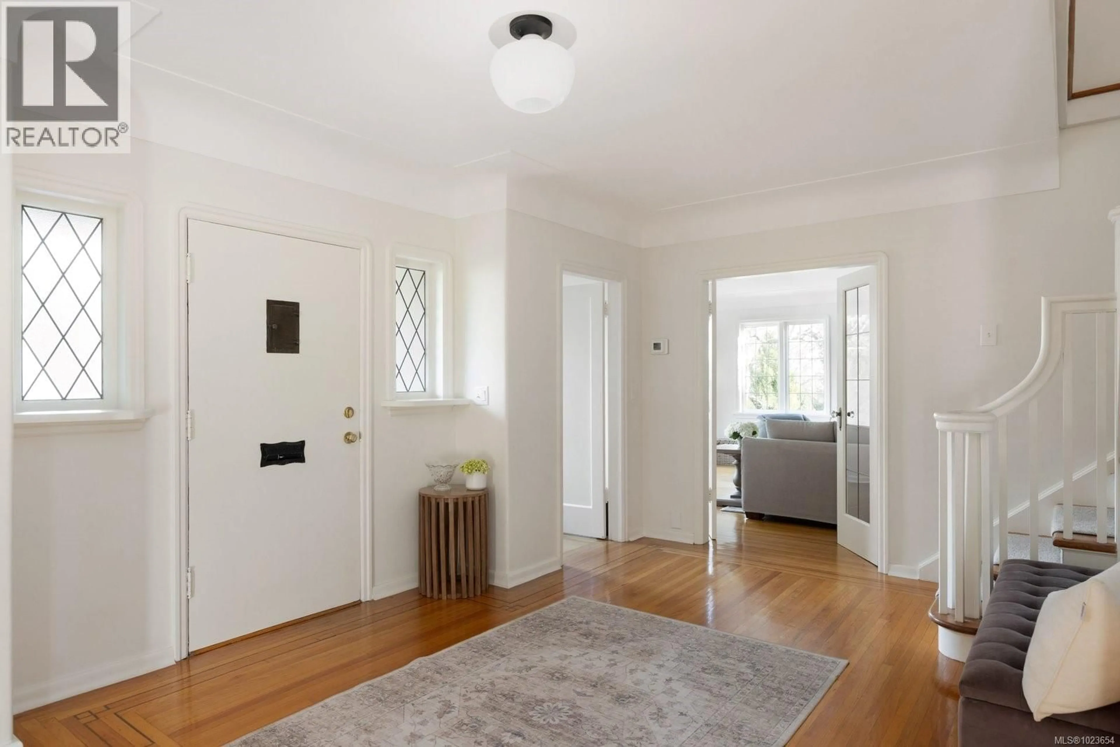 Indoor entryway for 3400 UPPER TERRACE ROAD, Oak Bay British Columbia V8R6E6