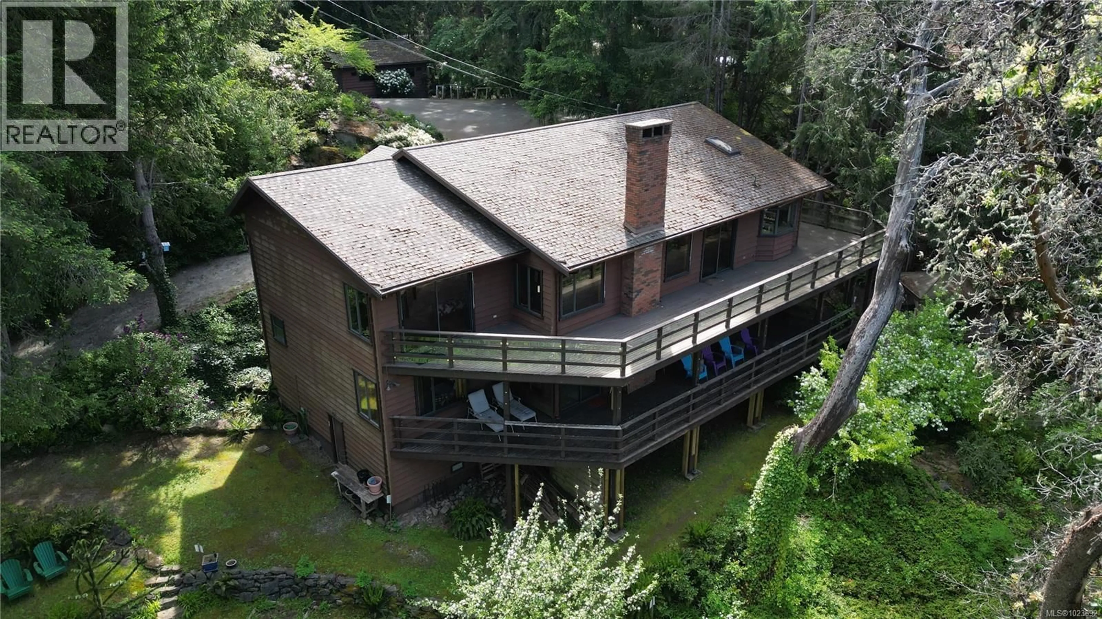 A pic from outside/outdoor area/front of a property/back of a property/a pic from drone, building for 250 SOUTH BANK DRIVE, Salt Spring British Columbia V8K1M7