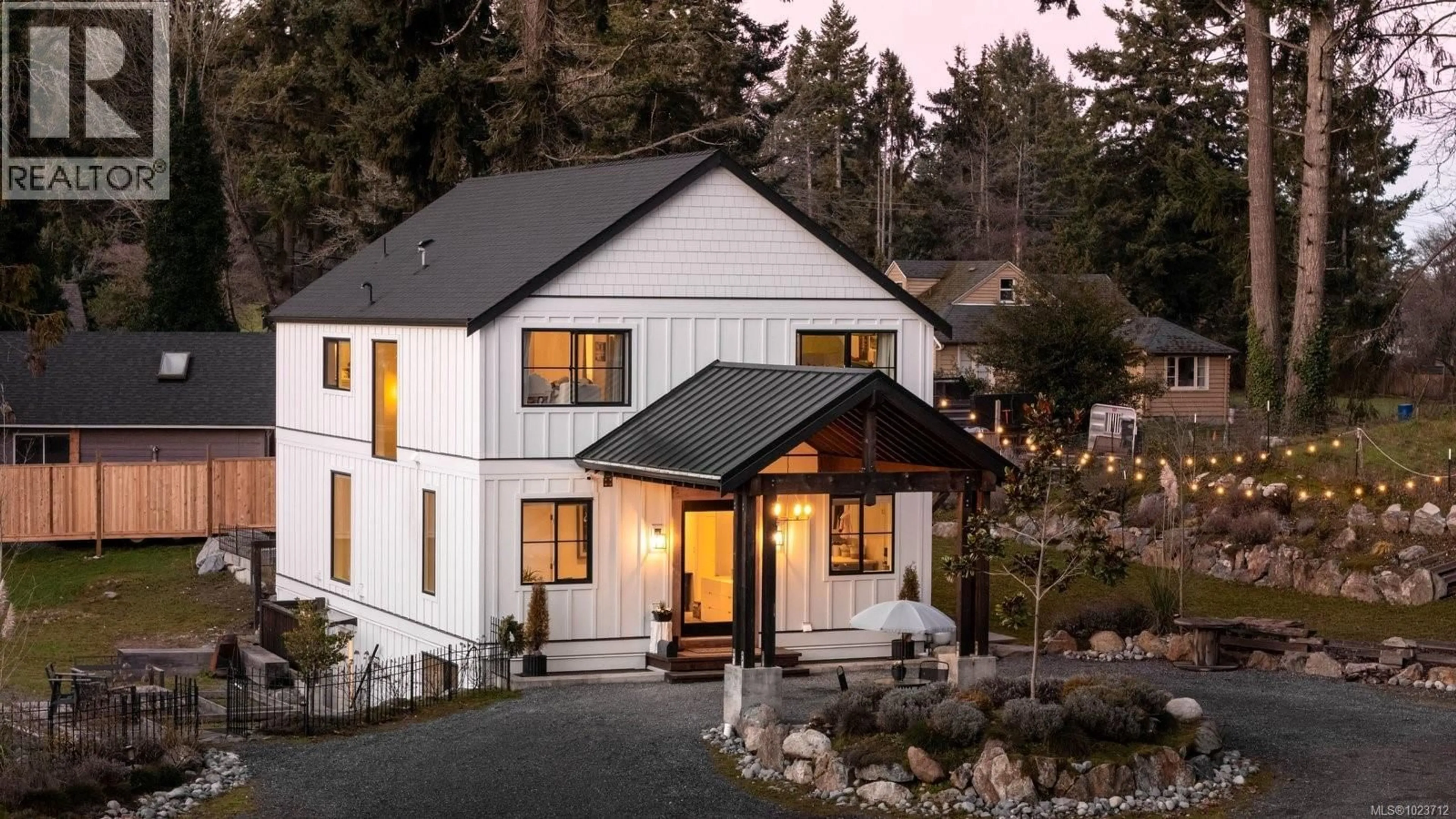 Home with vinyl exterior material, unknown for 5465 PAT BAY HIGHWAY, Saanich British Columbia V8Y2N9