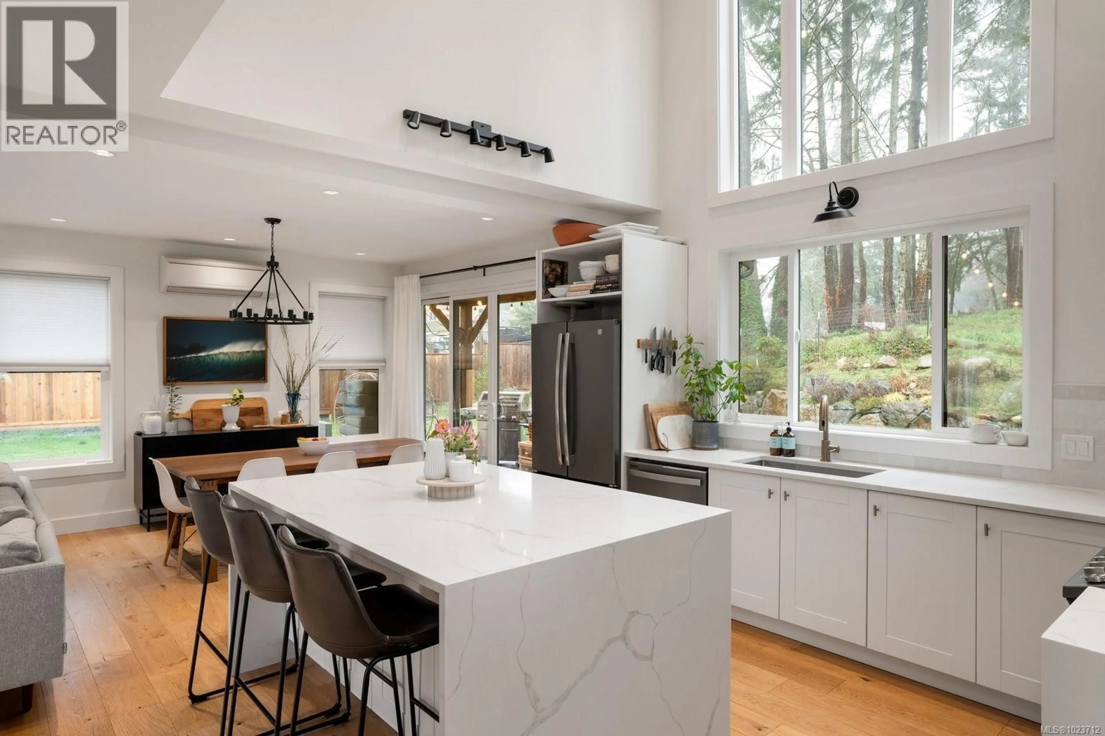 Open concept kitchen, unknown for 5465 PAT BAY HIGHWAY, Saanich British Columbia V8Y2N9