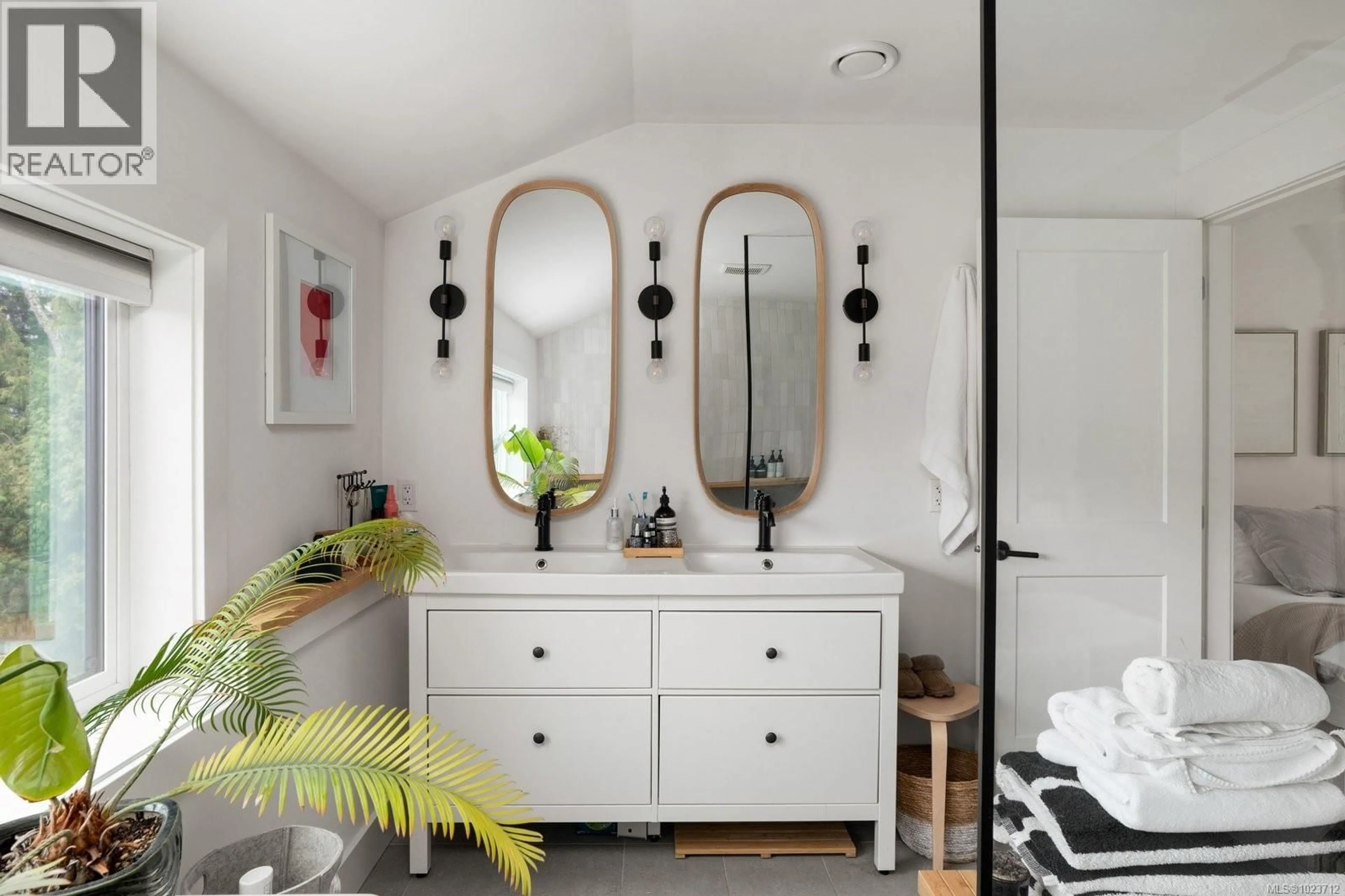 Contemporary bathroom, ceramic/tile floor for 5465 PAT BAY HIGHWAY, Saanich British Columbia V8Y2N9