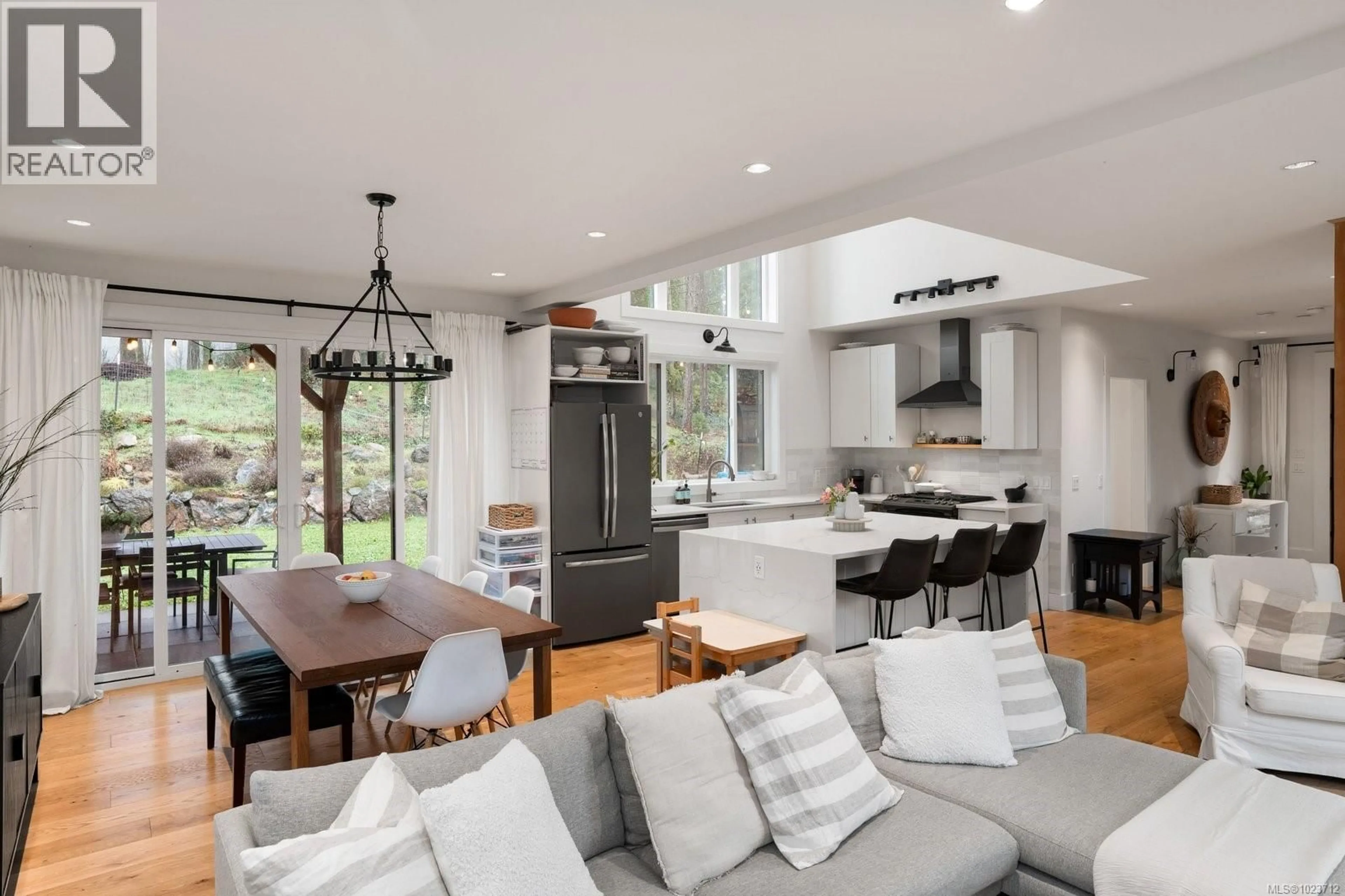 Open concept kitchen, unknown for 5465 PAT BAY HIGHWAY, Saanich British Columbia V8Y2N9