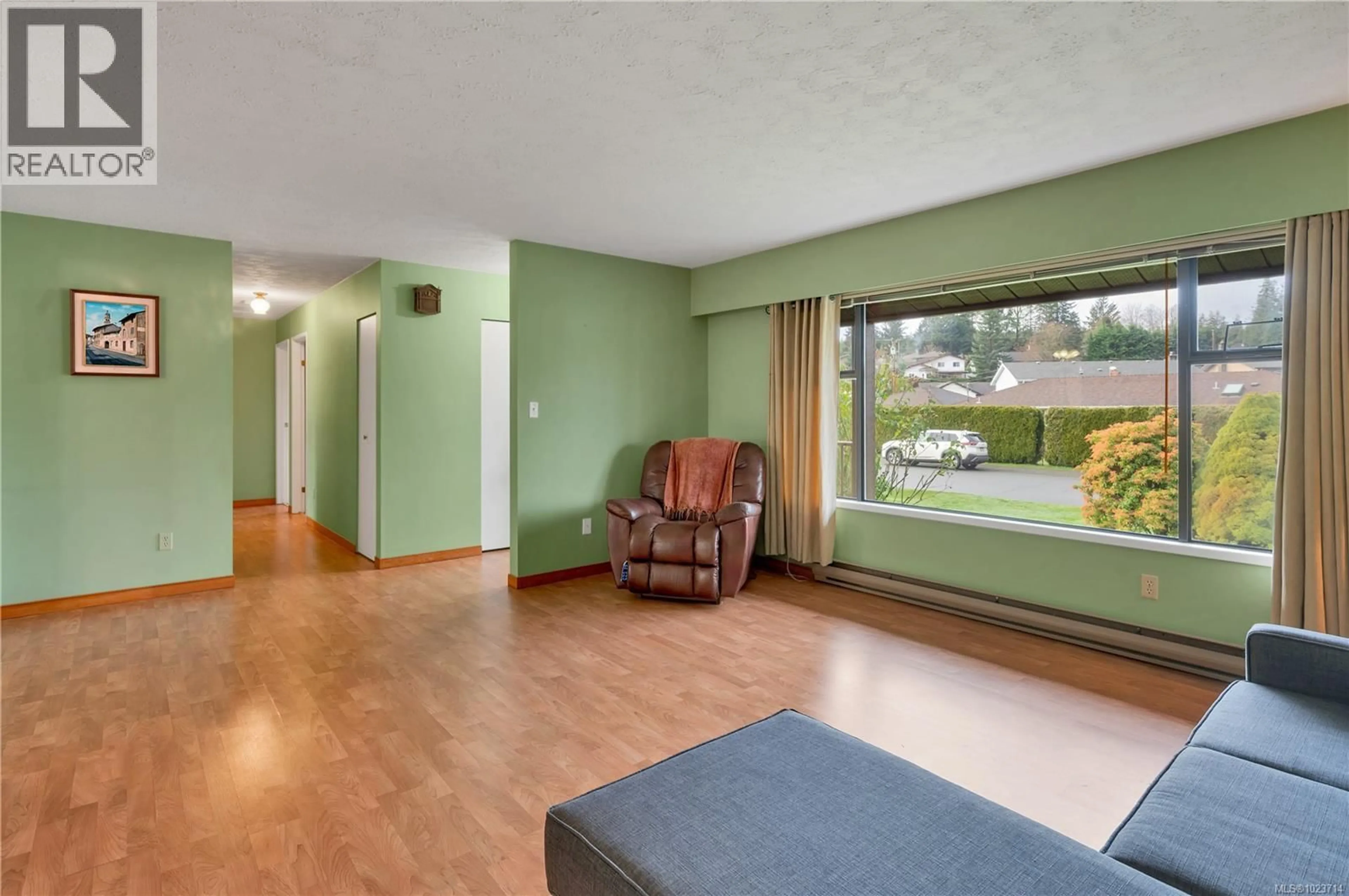 Living room with furniture, unknown for 1779 JUNIPER DRIVE, Campbell River British Columbia V9W6W8