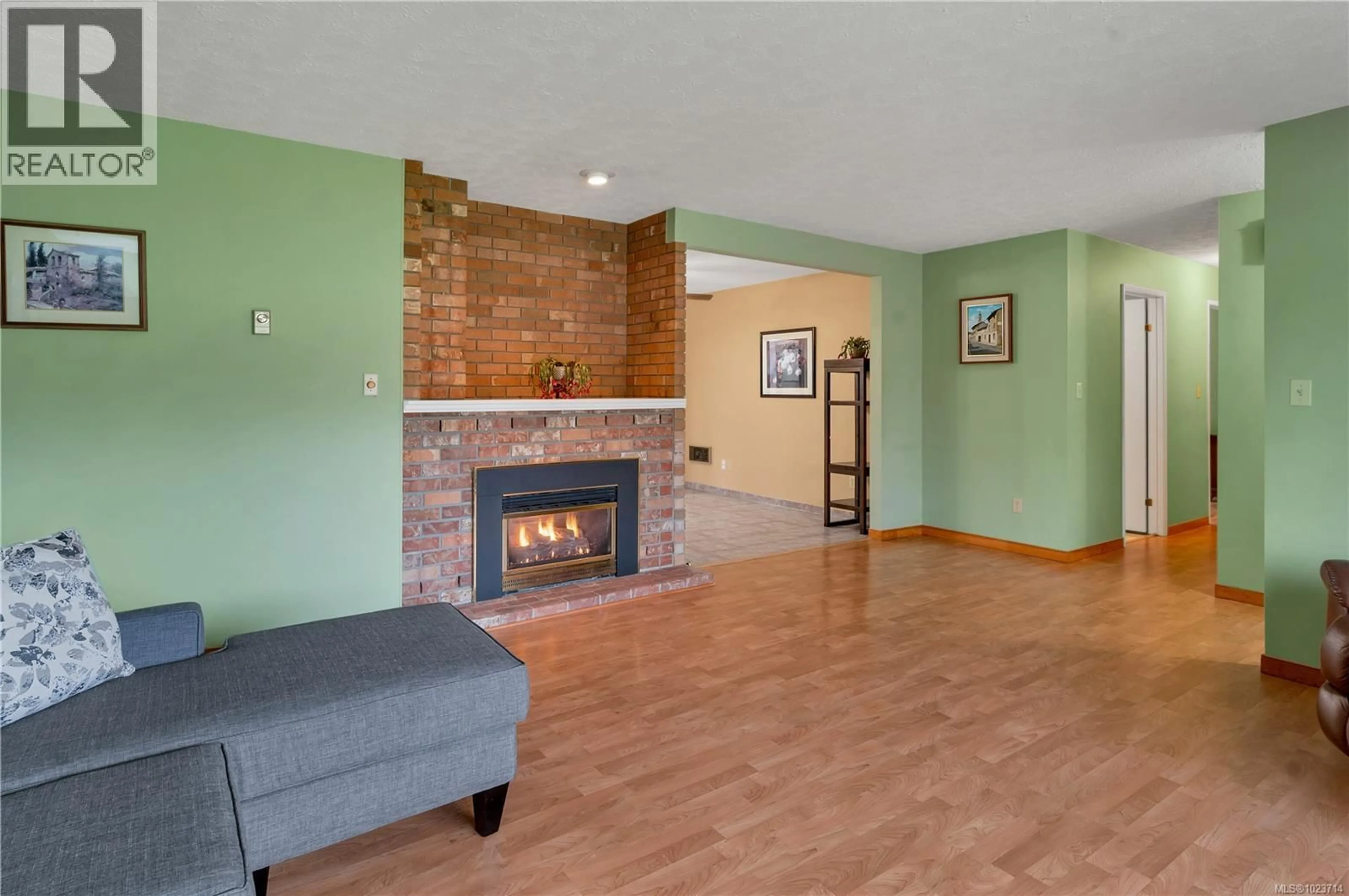 Living room with furniture, unknown for 1779 JUNIPER DRIVE, Campbell River British Columbia V9W6W8