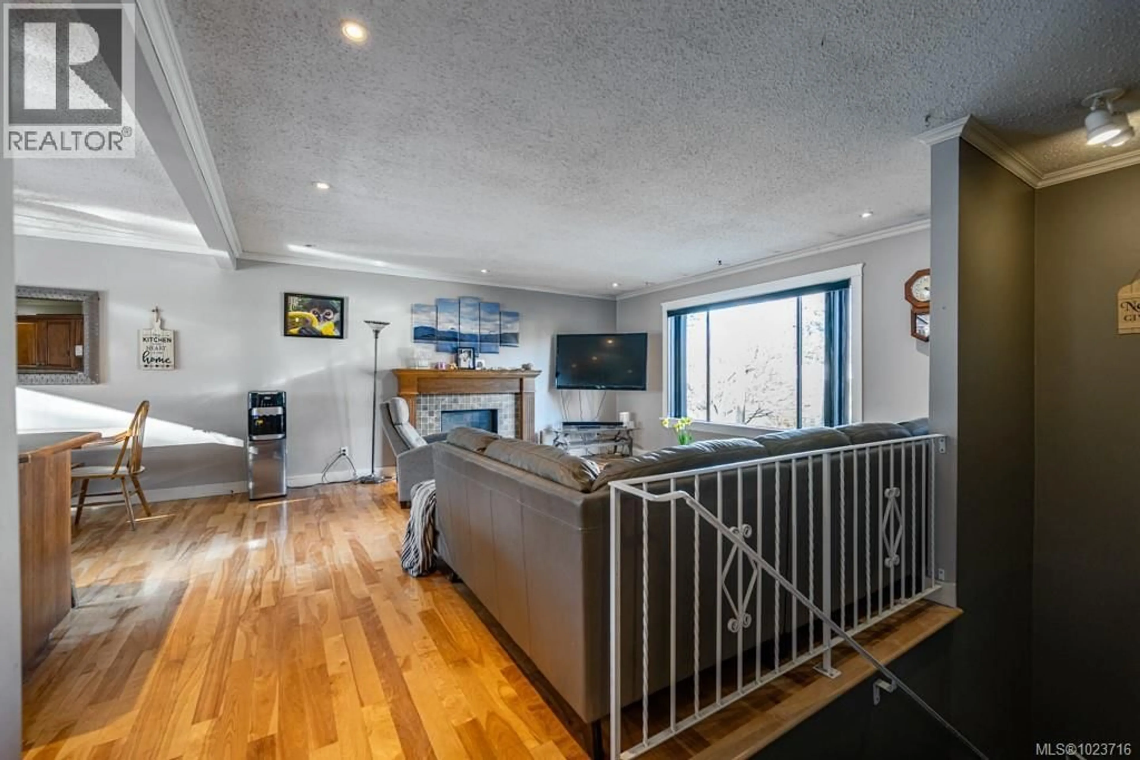 Living room with furniture, wood/laminate floor for 2615 STARLIGHT TRAIL, Nanaimo British Columbia V9T3S6