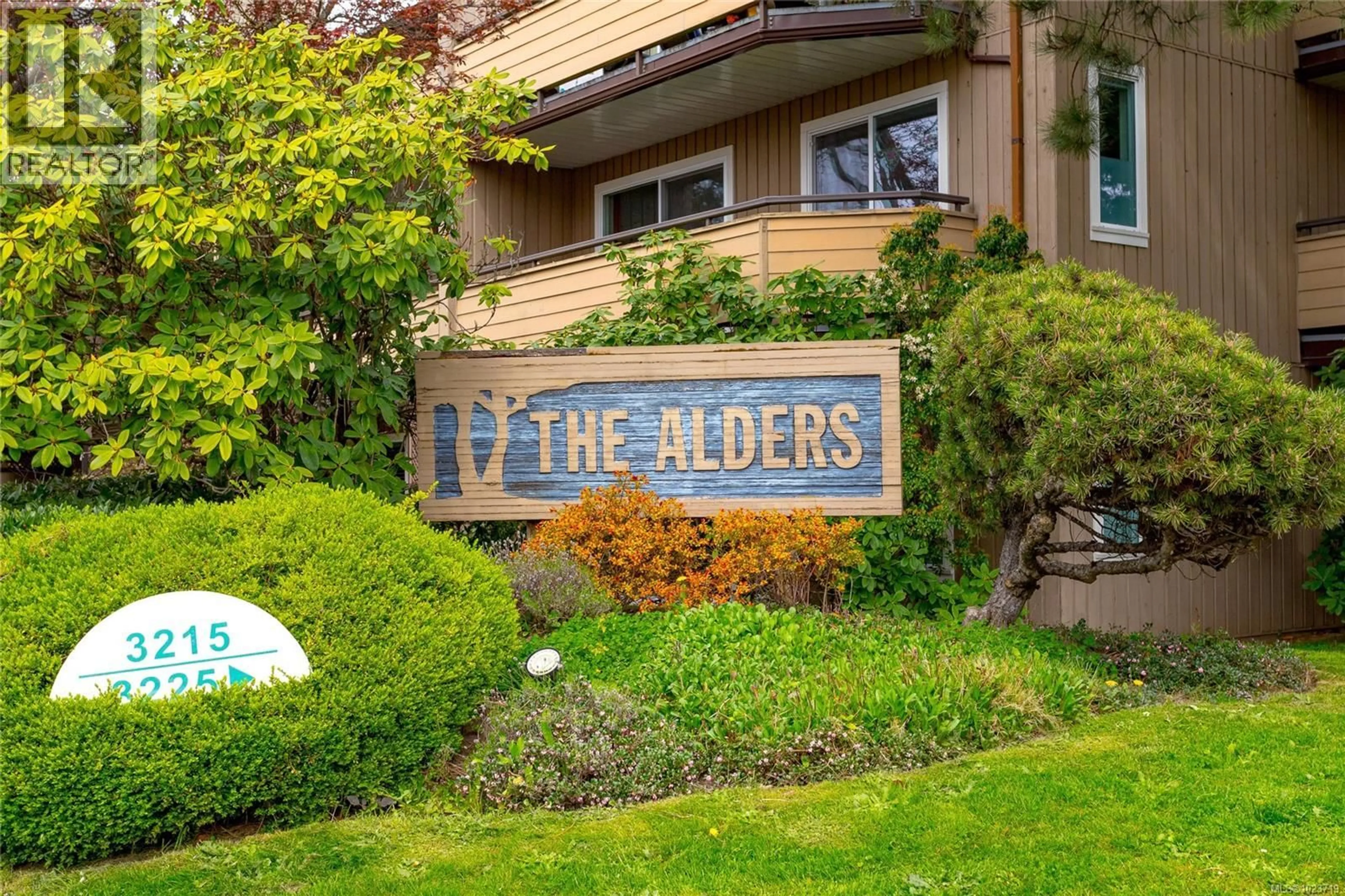 Indoor foyer for 310 - 3215 ALDER STREET, Saanich British Columbia V8X1P3