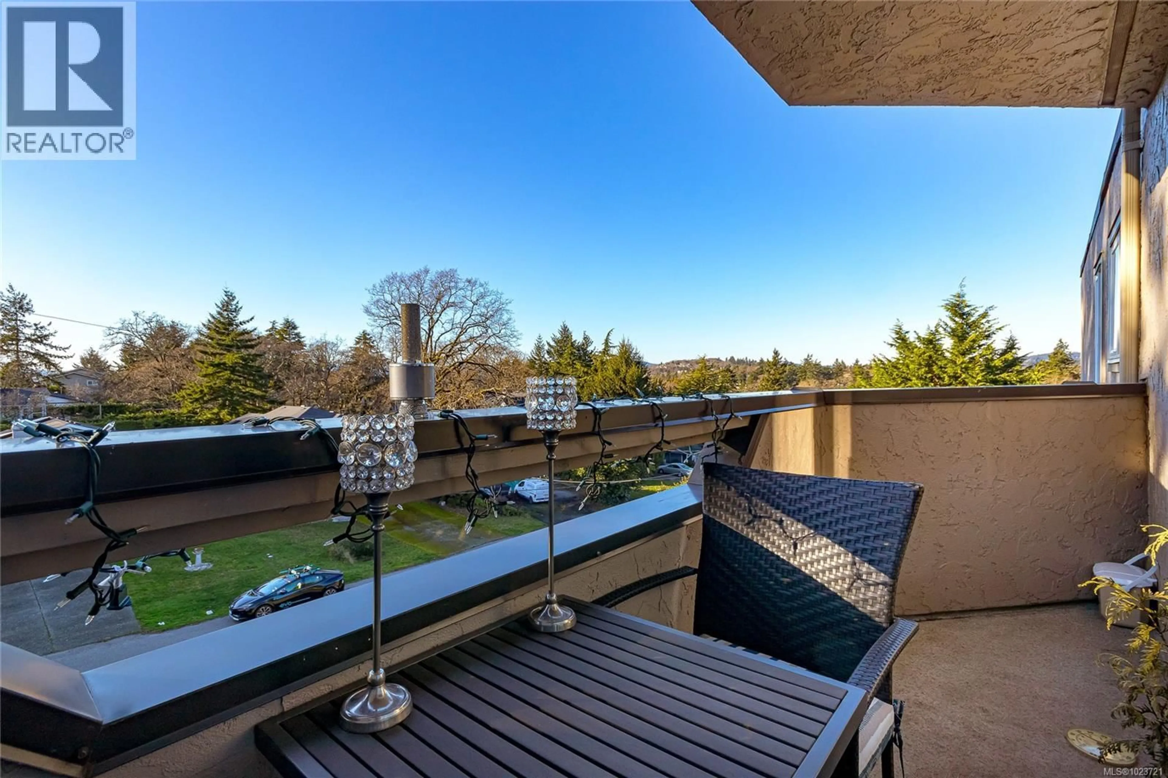 Patio, water/lake/river/ocean view for 405 - 3800 QUADRA STREET, Saanich British Columbia V8X1H8