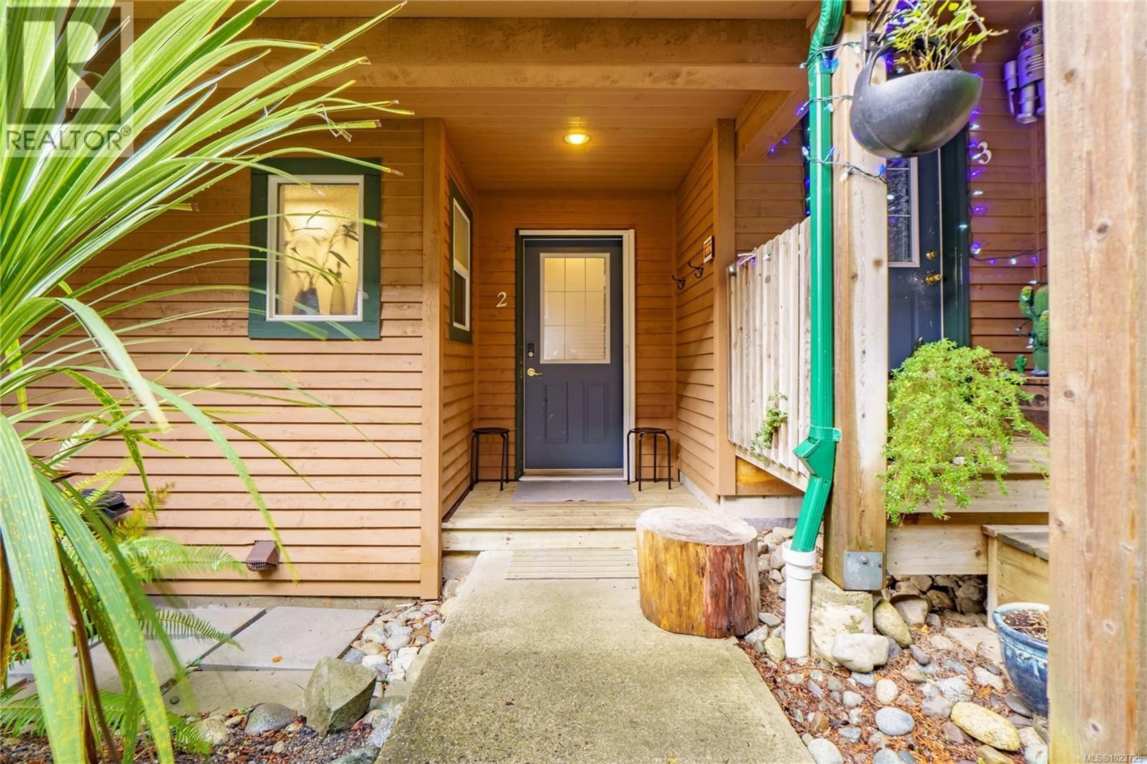 Indoor entryway for 2 - 1553 LARCH ROAD, Ucluelet British Columbia V0R3A0